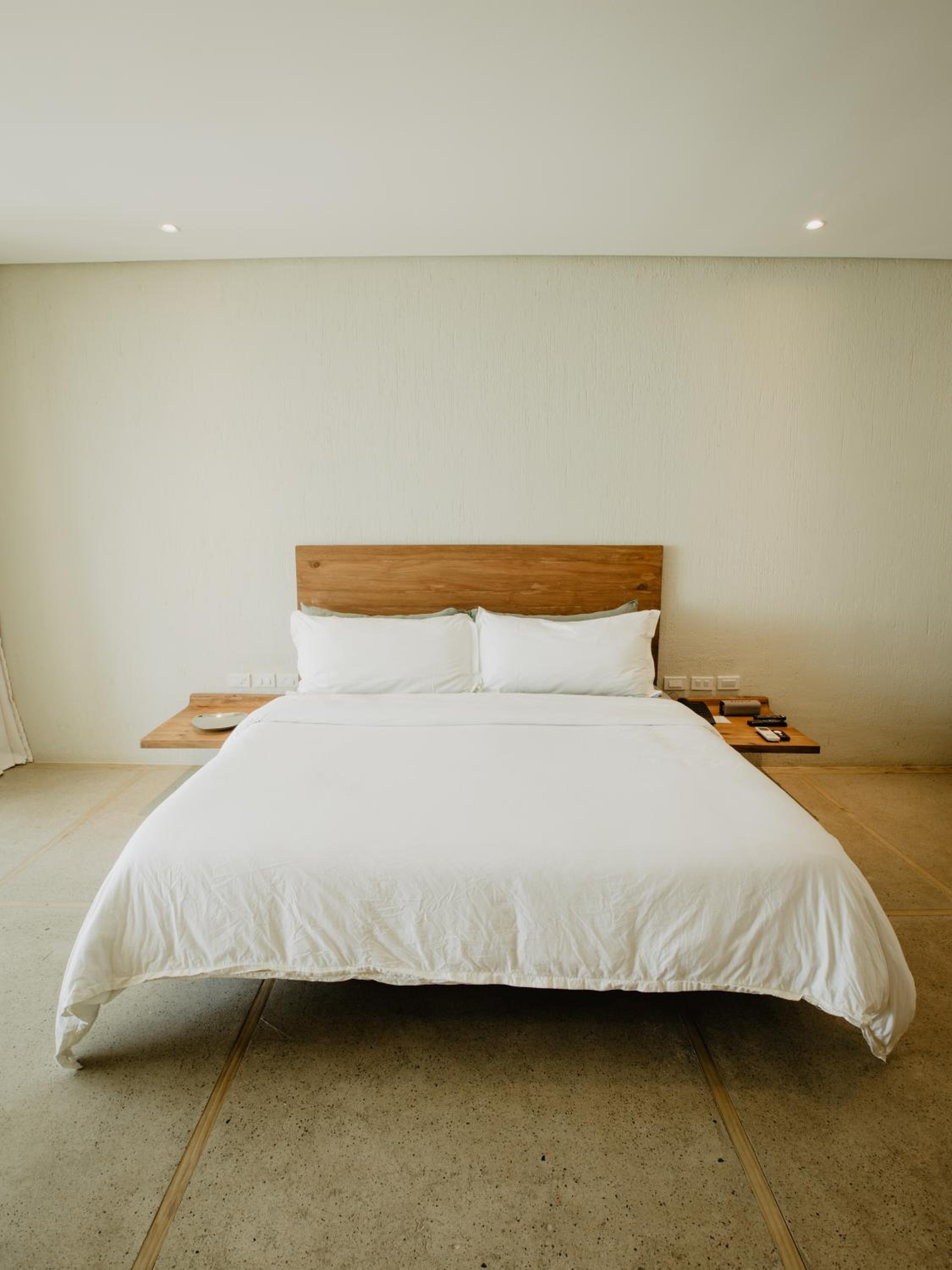 Suite with Pool View - Photo 8