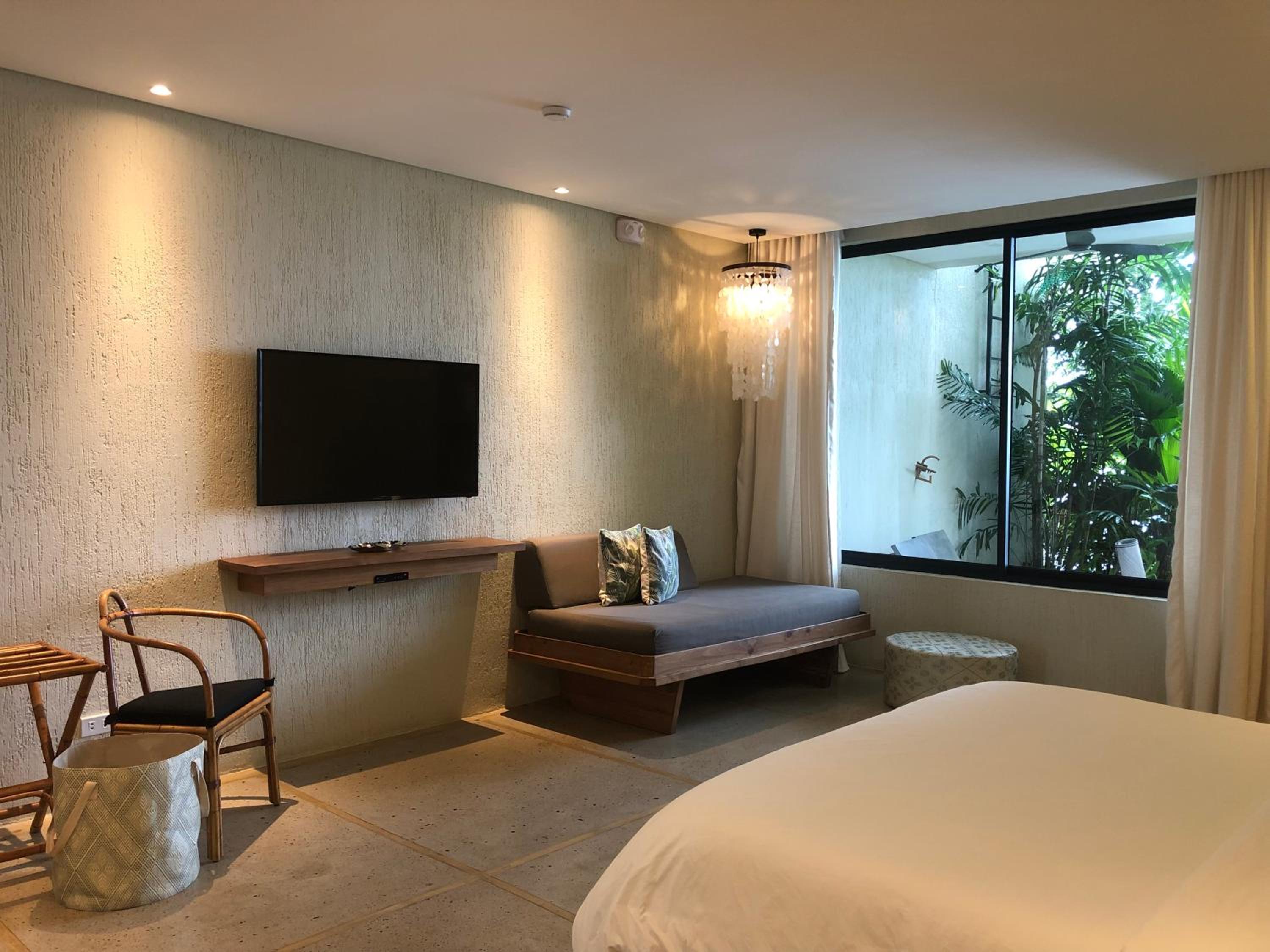 Suite with Pool View - Photo 10