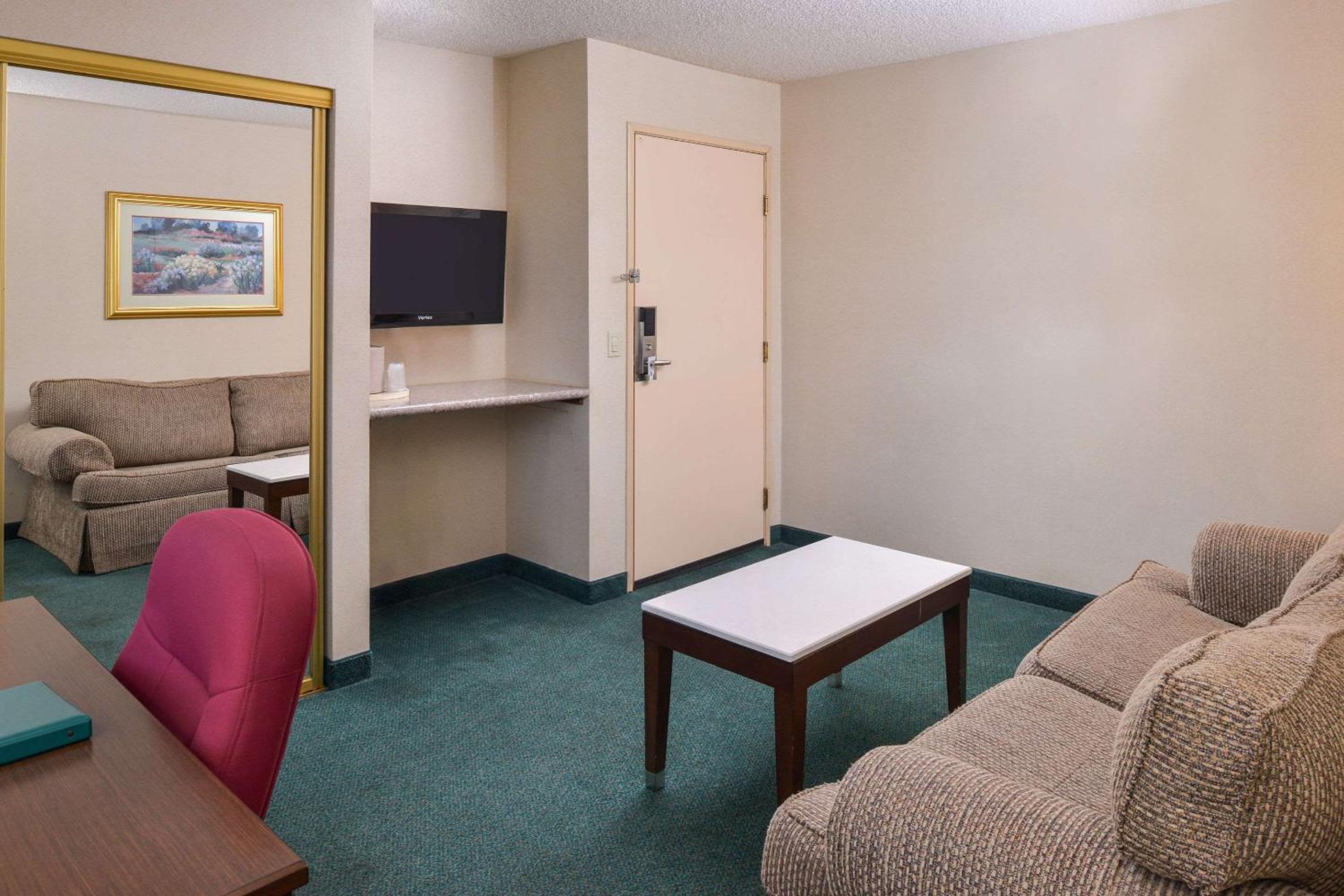 King Suite With Sofa Bed - Non-Smoking photo 1