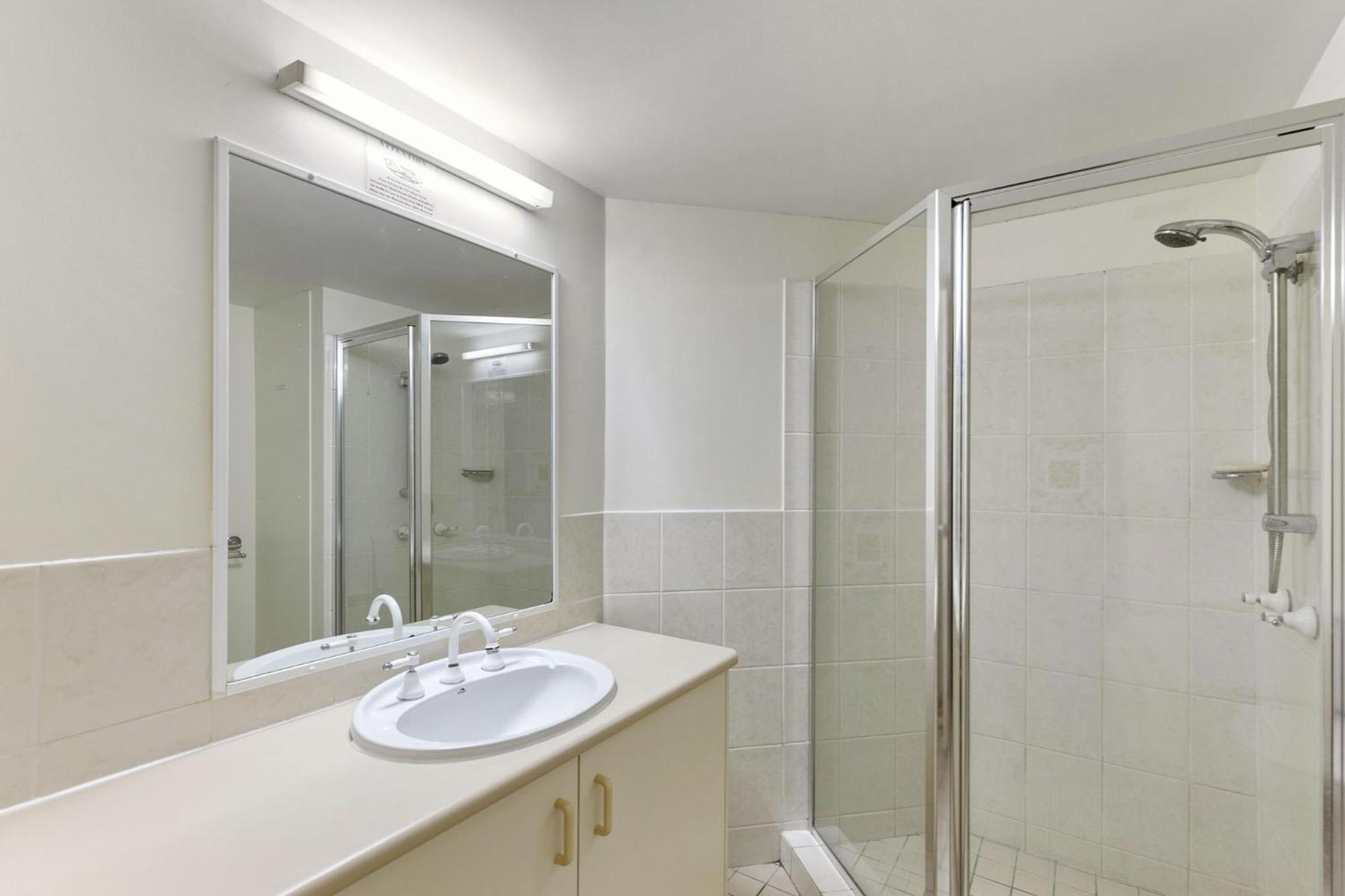 One Queen Ground Floor Apartment photo 3