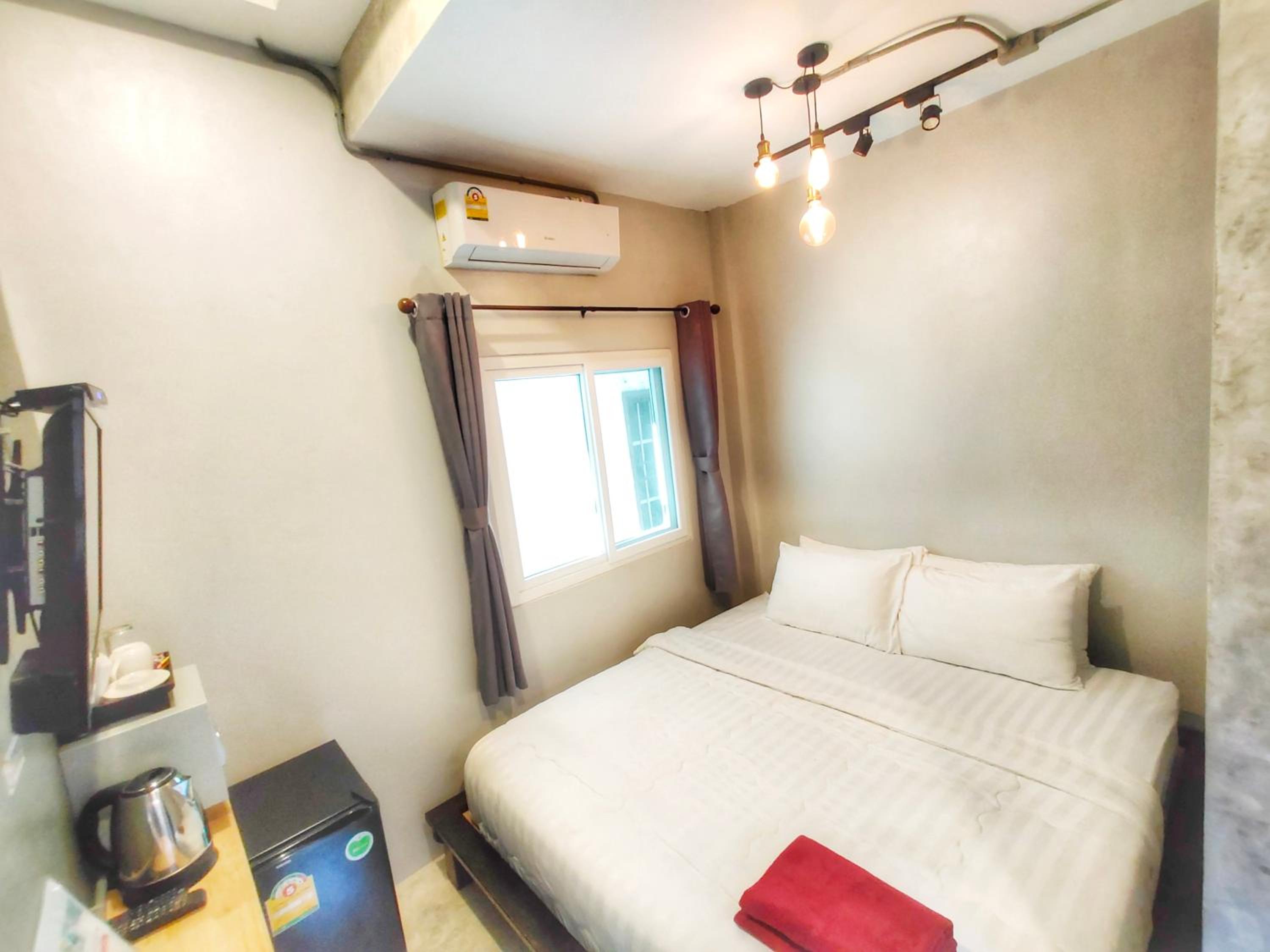 Standard King Room - Photo 9