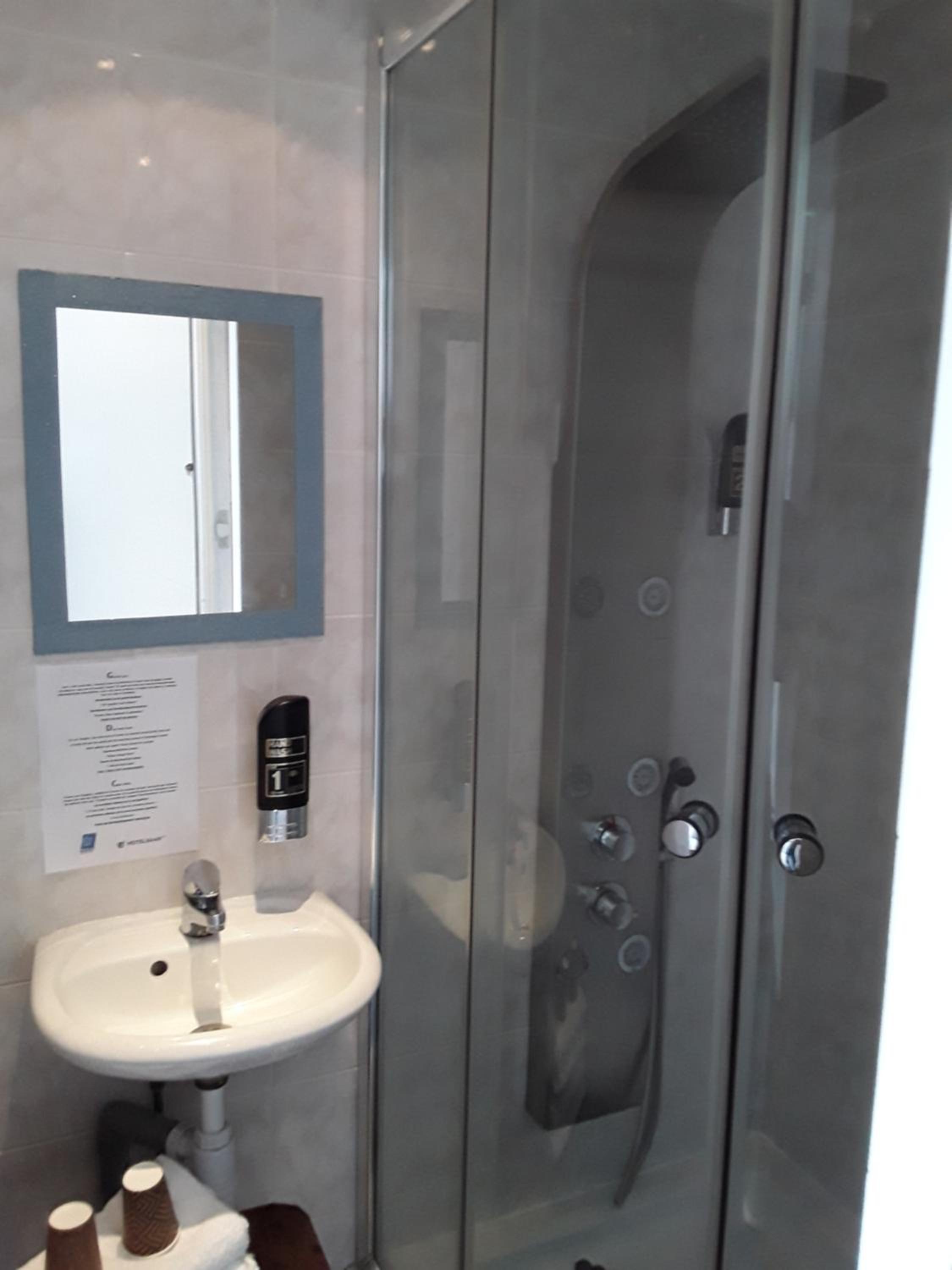 Budget Double Room - Photo 6
