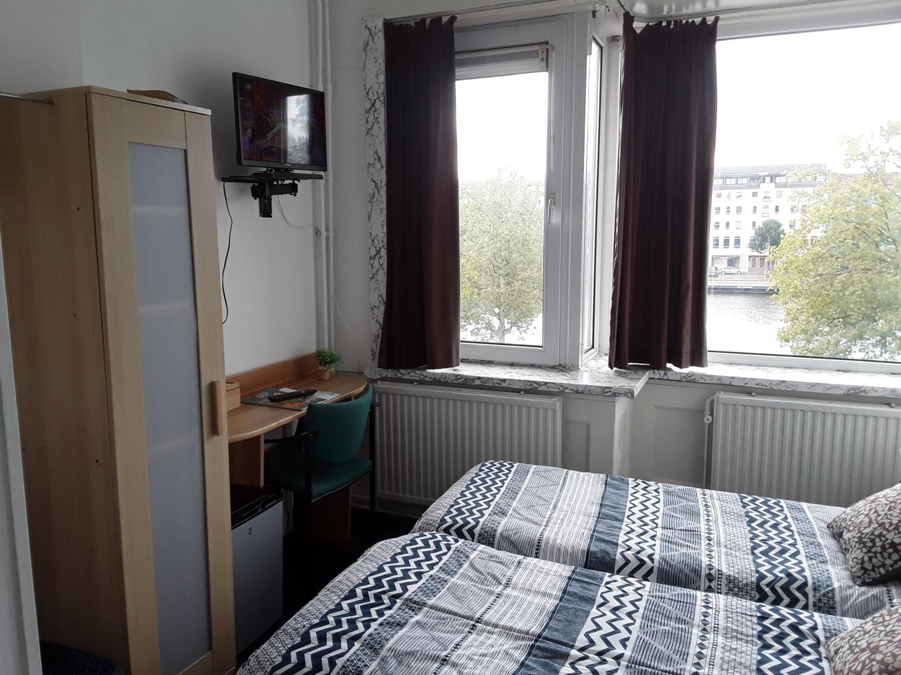 Budget Double Room - Photo 9