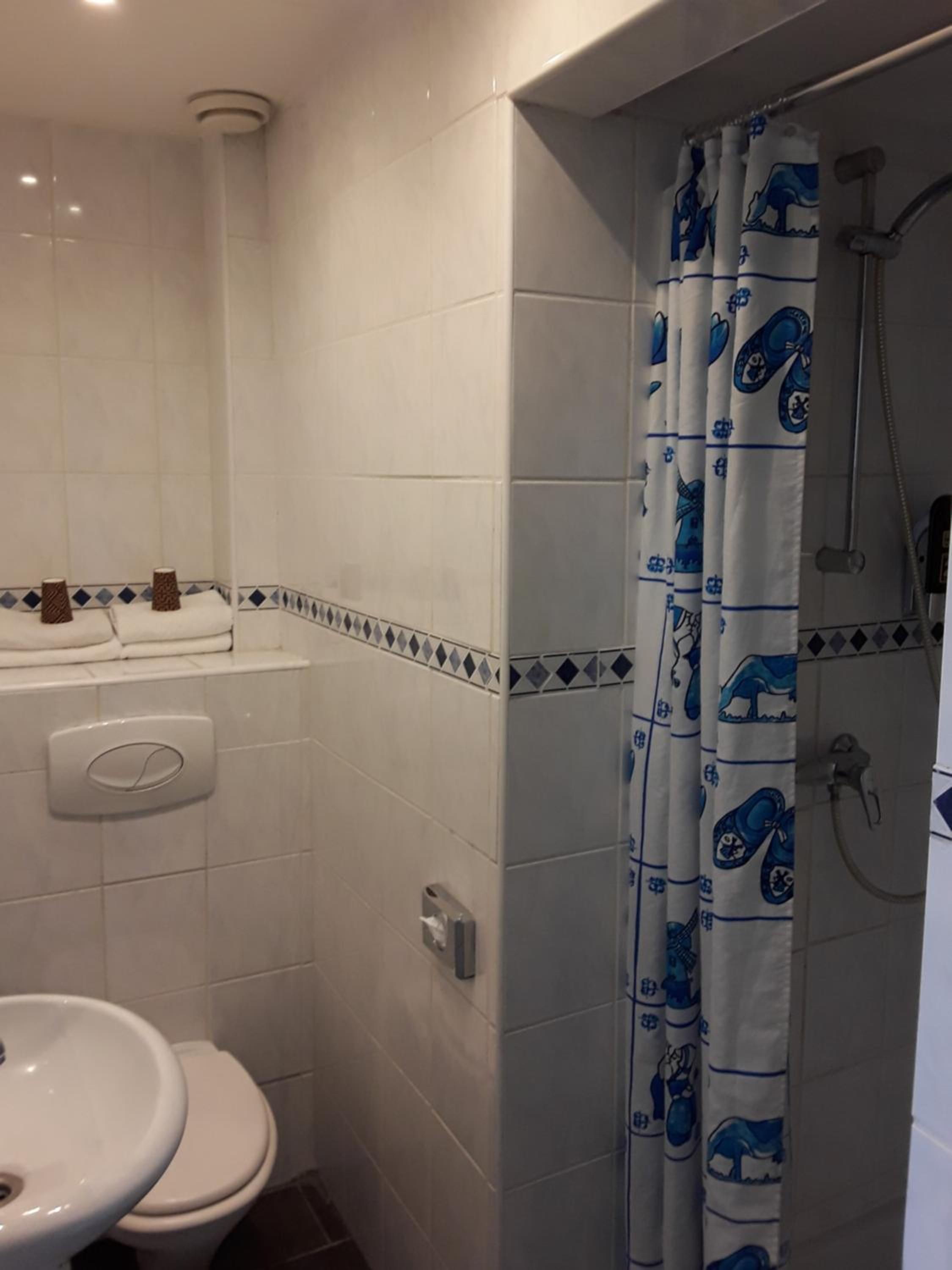 Family Room with Private Bathroom - Photo 6
