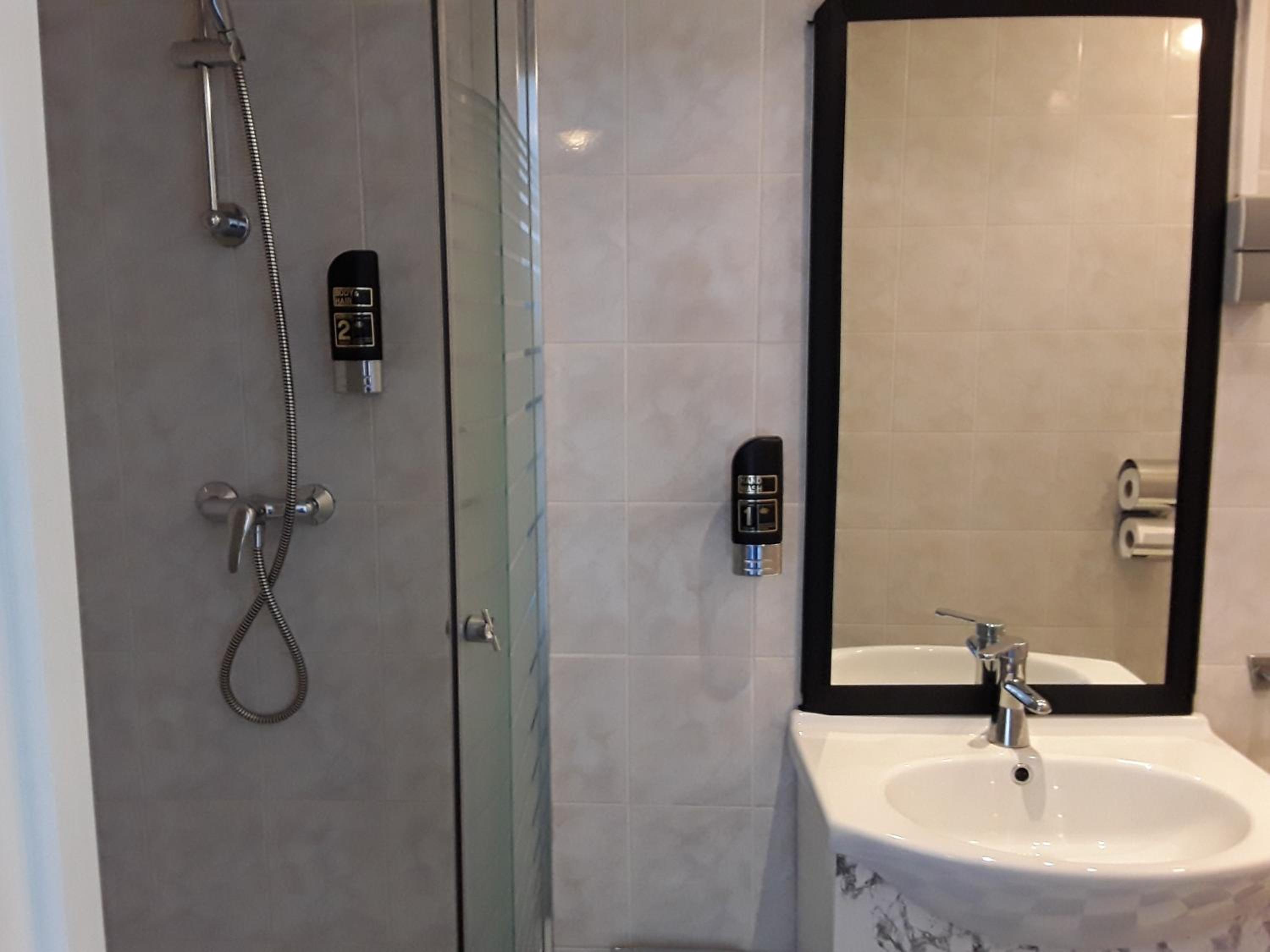 Standard Triple Room - Photo 21