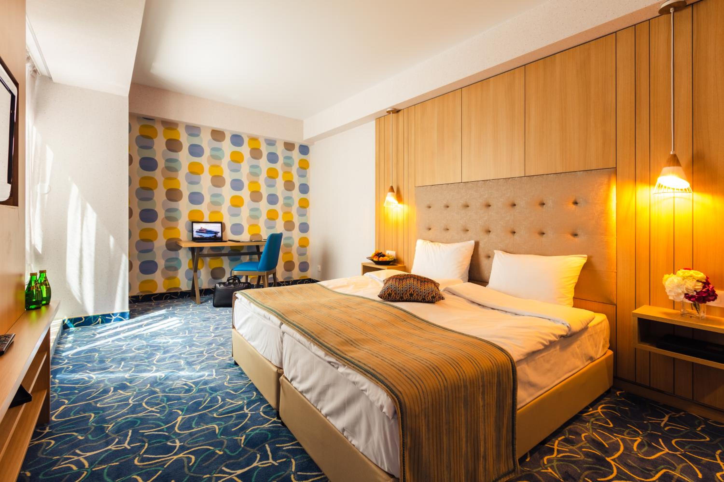 Double or Twin Room with City View - Photo 7