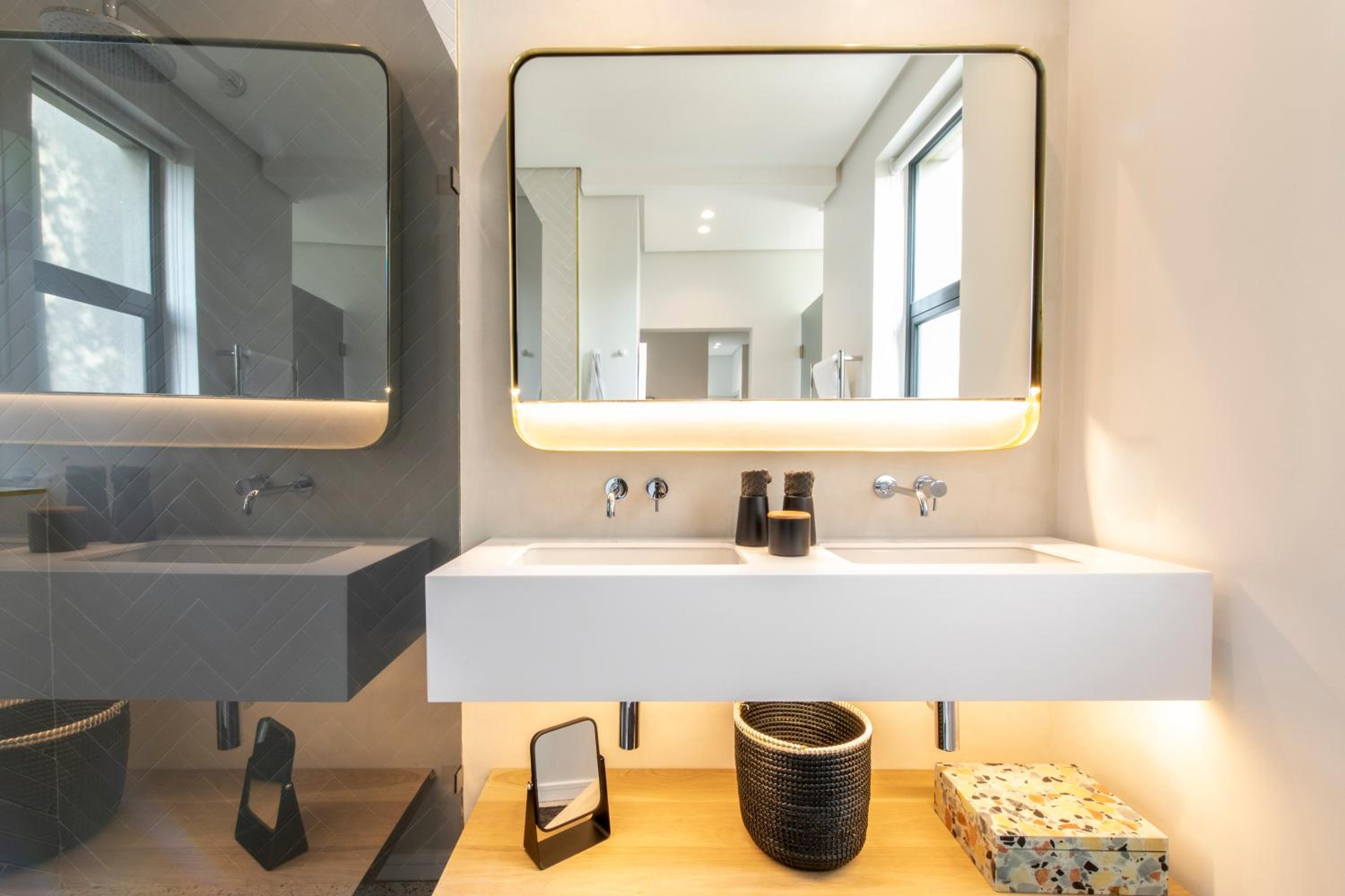 Luxury King Room - Photo 14