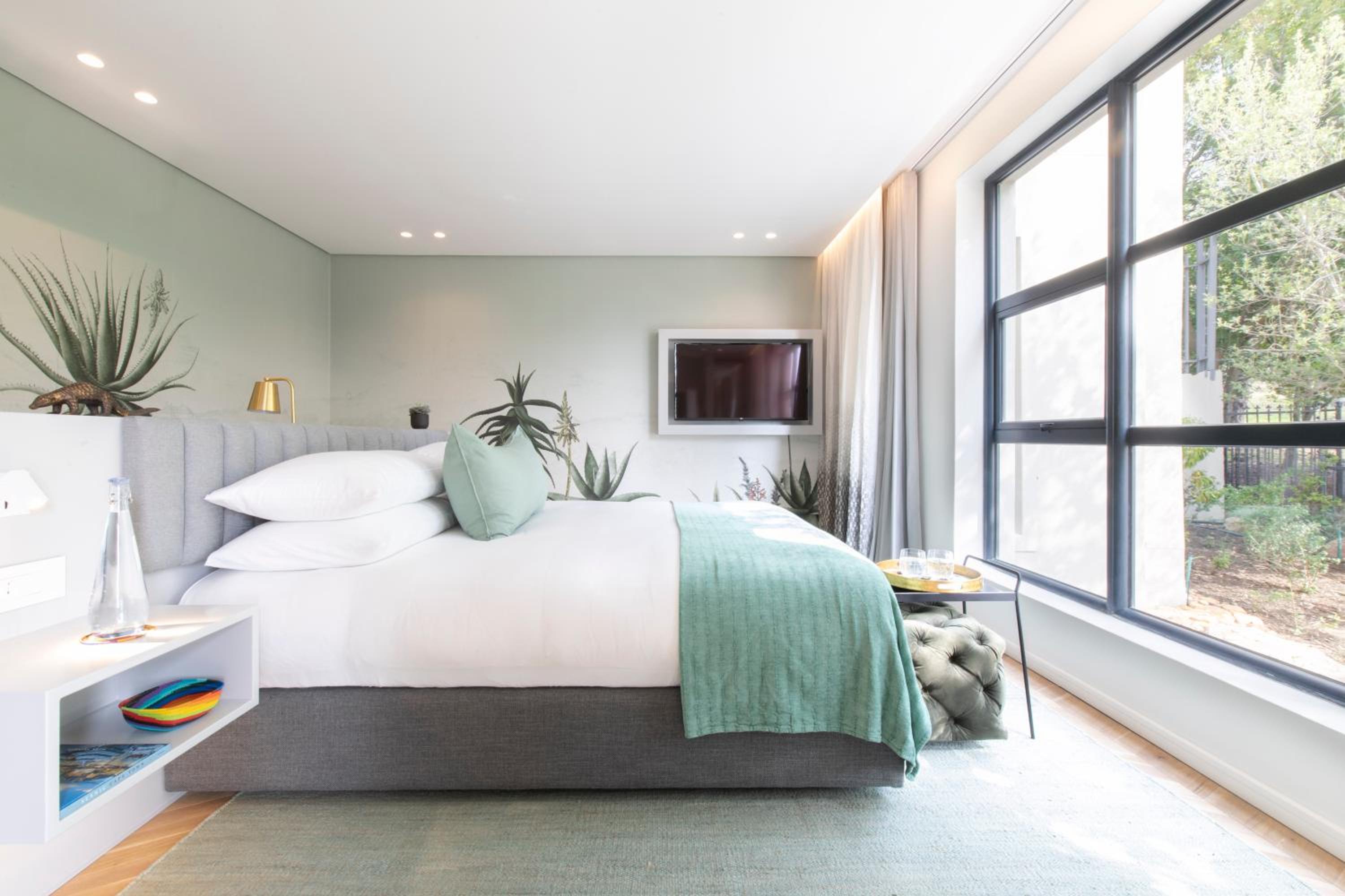 Luxury King Room - Photo 7