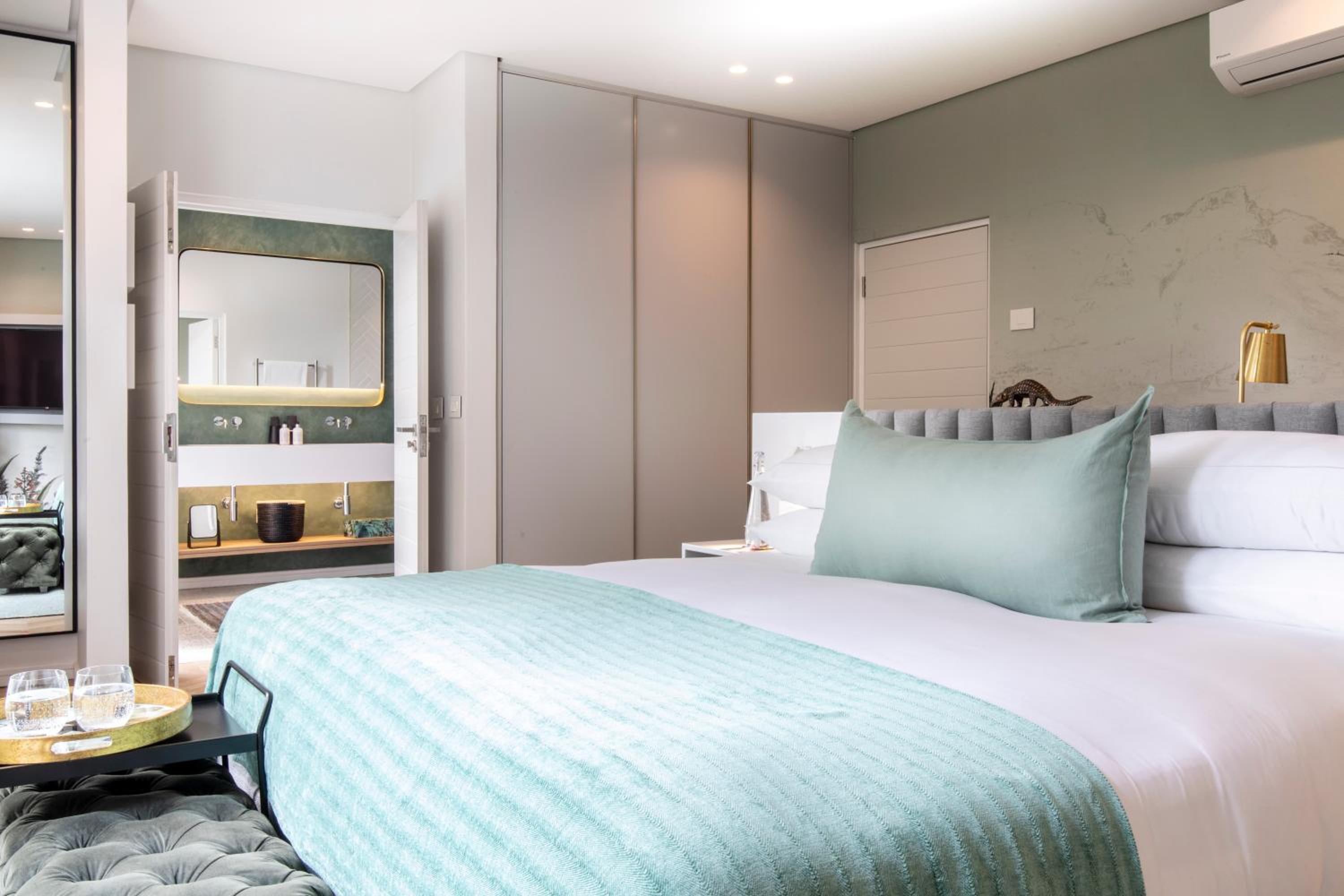 Luxury King Room - Photo 6