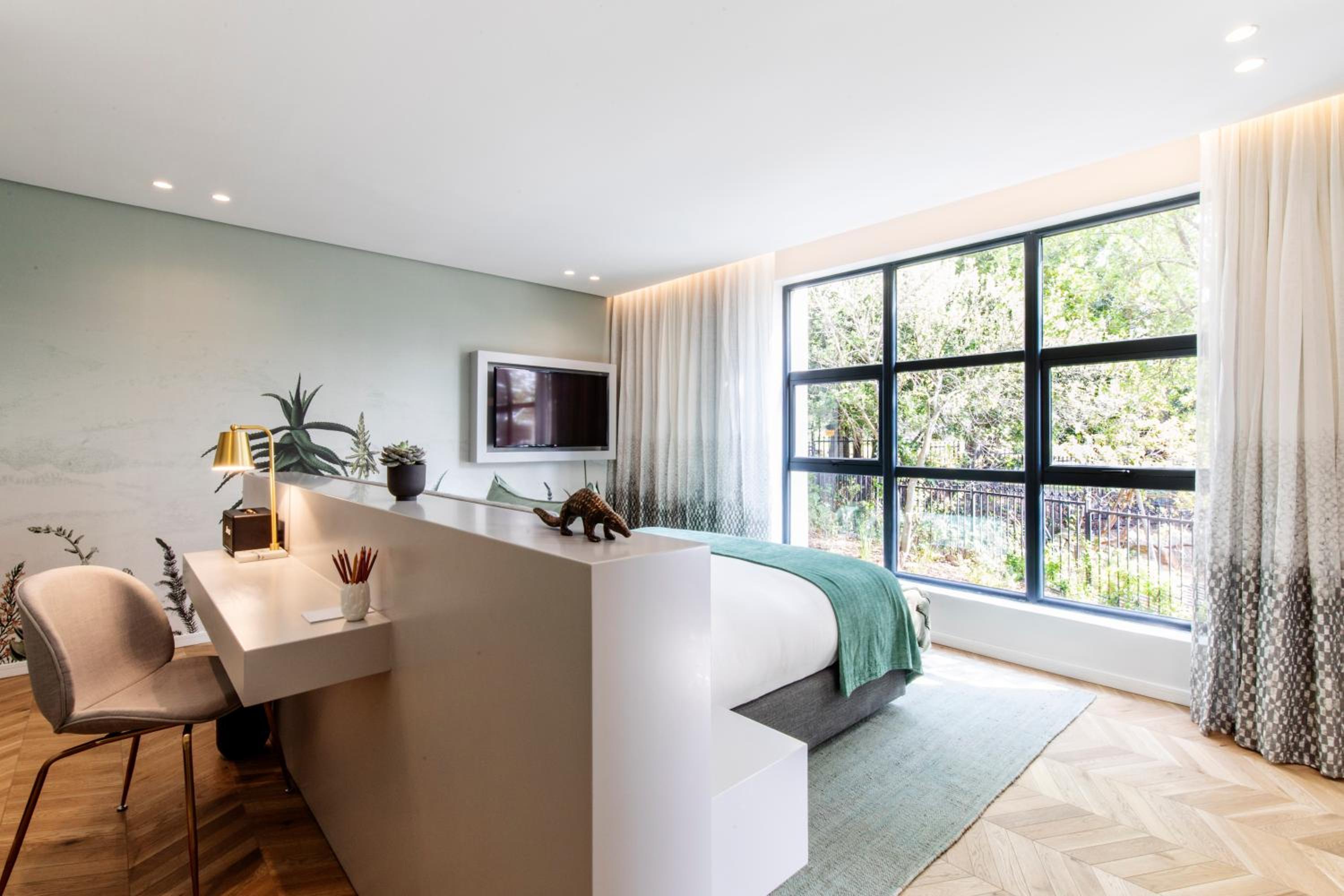 Luxury King Room - Photo 13
