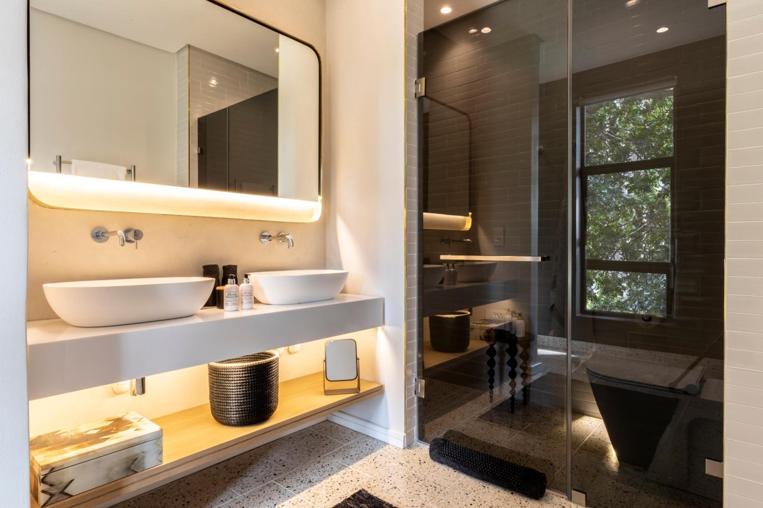 Luxury King Room - Photo 10