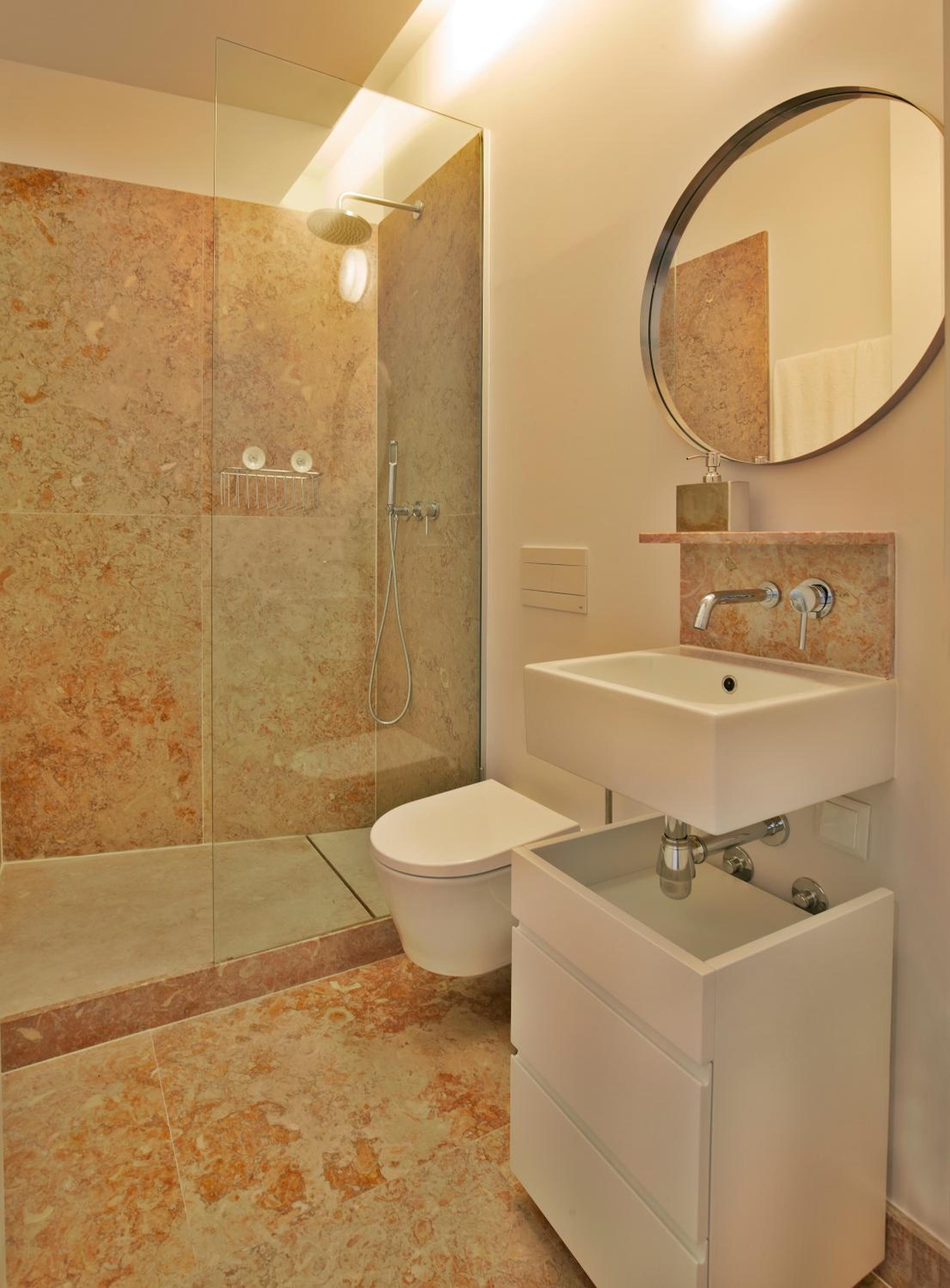 Deluxe Two-Bedroom Apartment thumbnail 6