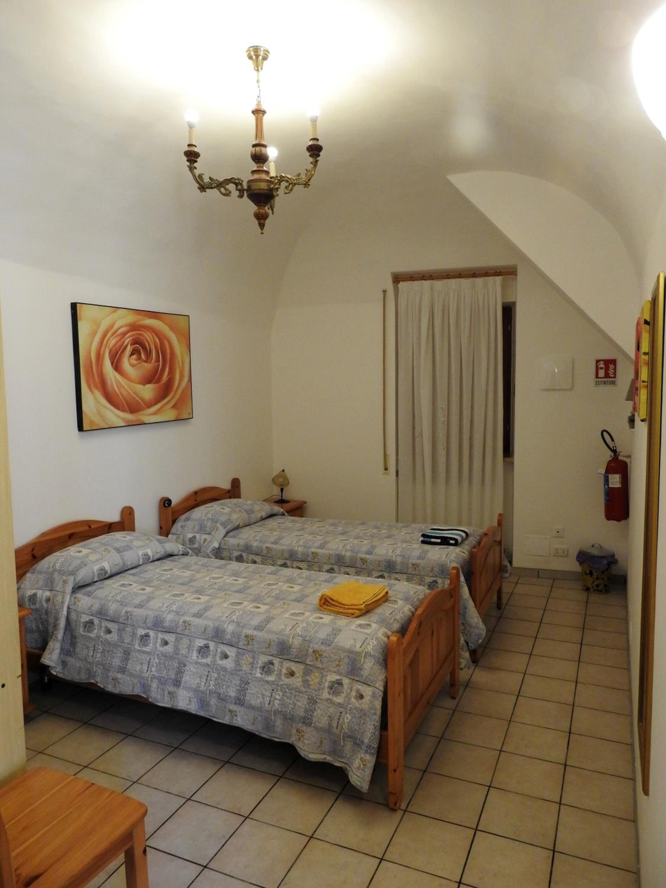 Twin Room with Private Bathroom - Photo 2
