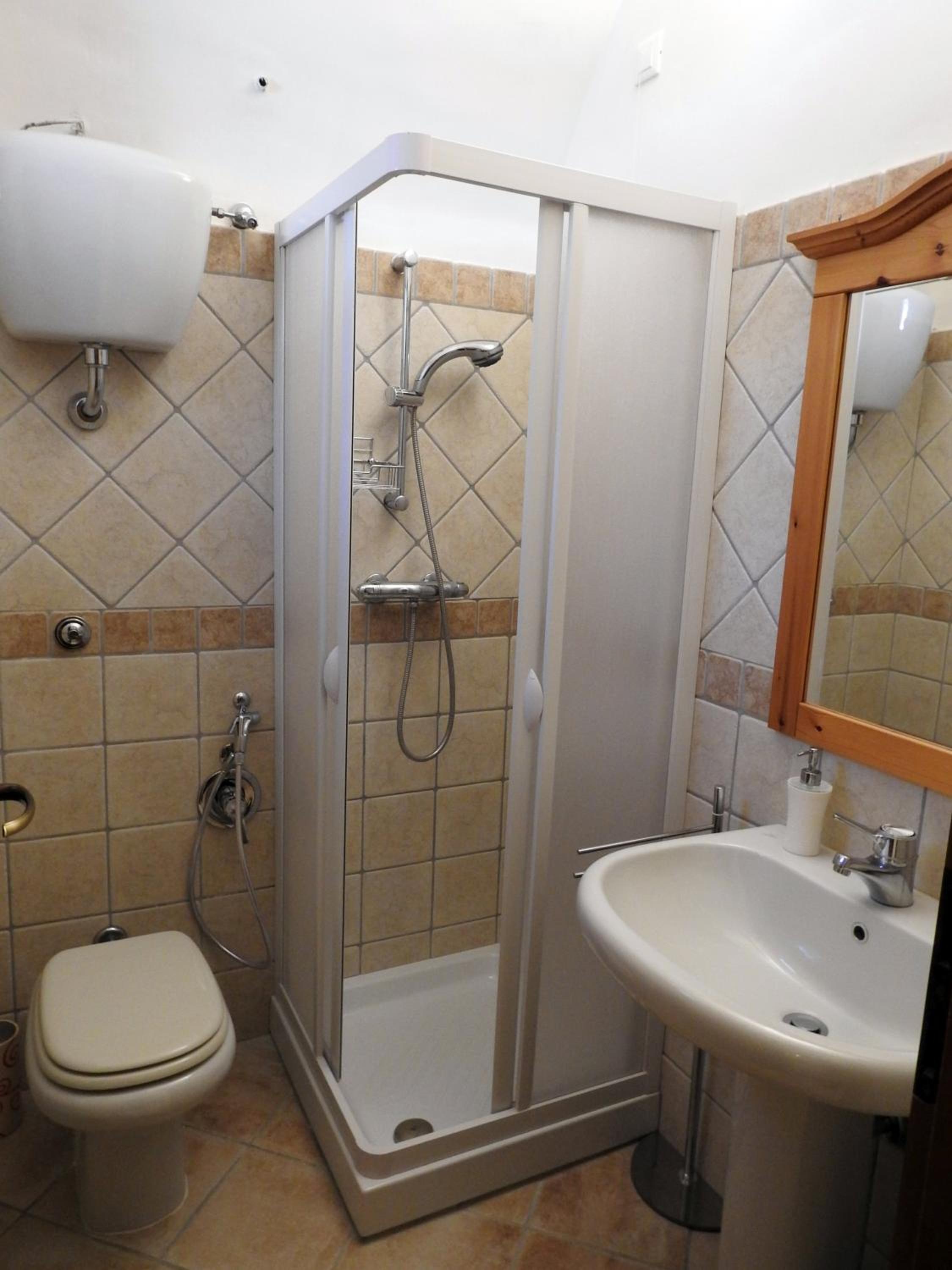 Twin Room with Private Bathroom - Photo 5