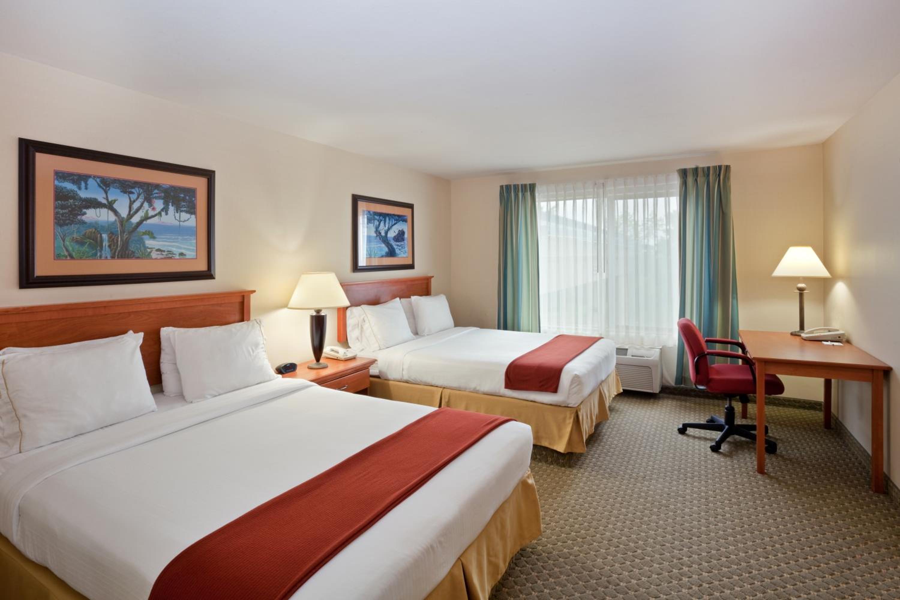 Queen Room with Two Queen Beds - Photo 4