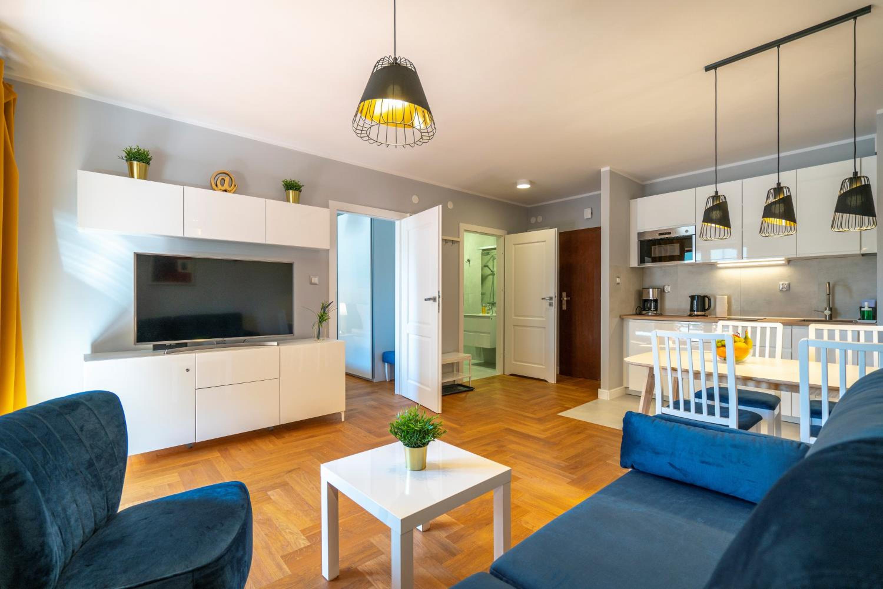 Apartment with Balcony - Photo 3