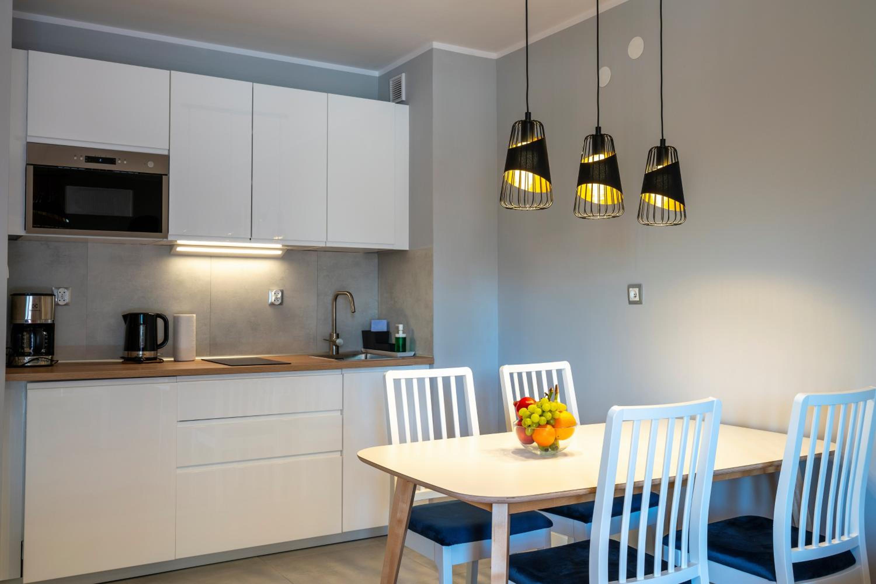 Apartment with Balcony - Photo 4
