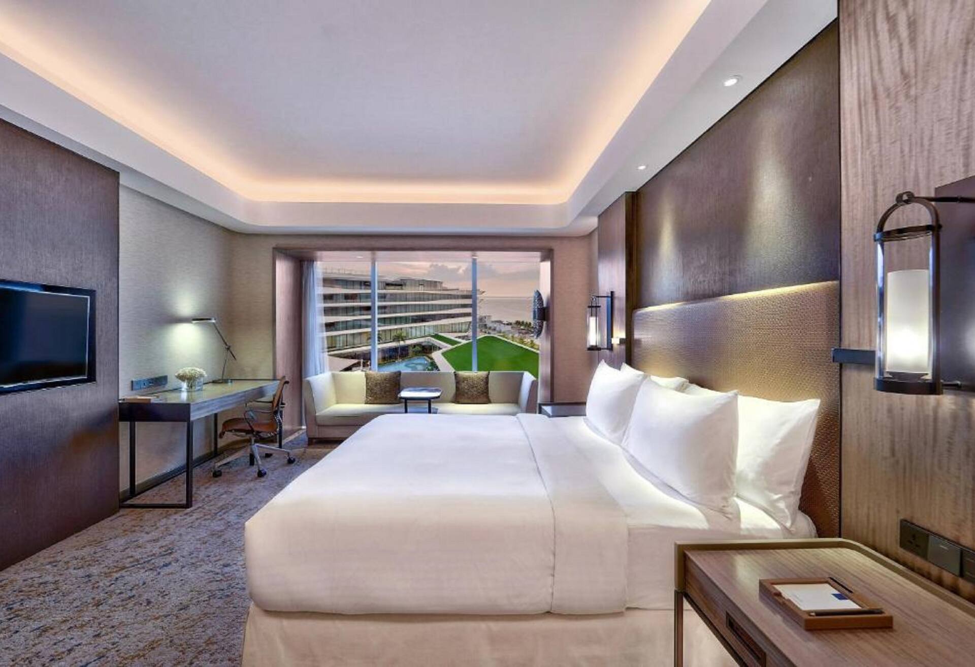 Pool View King Deluxe Room - Partial Bay View photo 2
