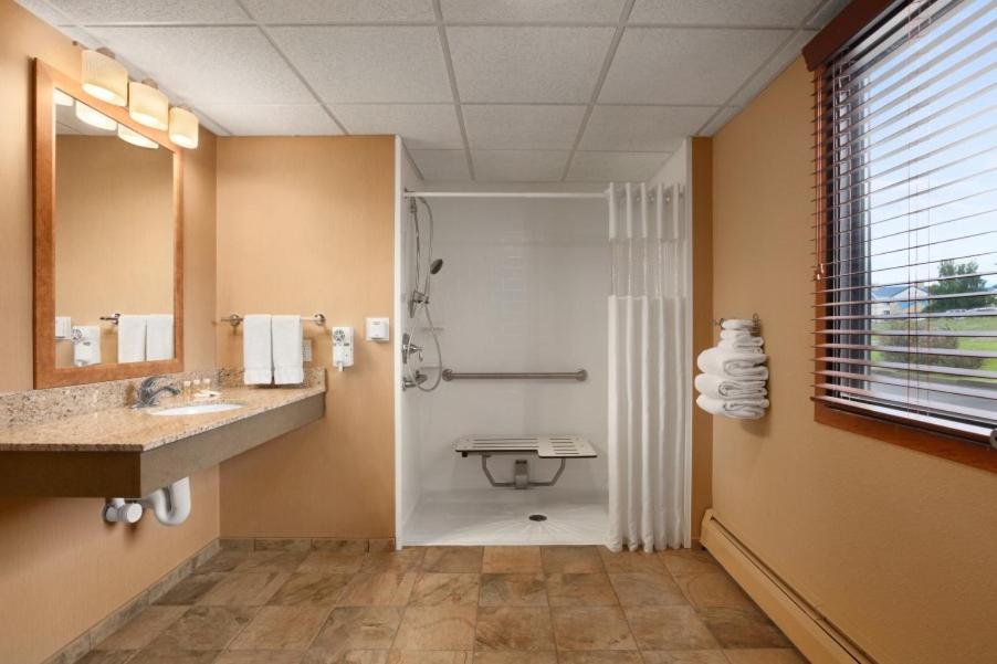 Queen Room with Two Queen Beds and Bath Tub - Mobility Accessible/Non-Smoking - Photo 4