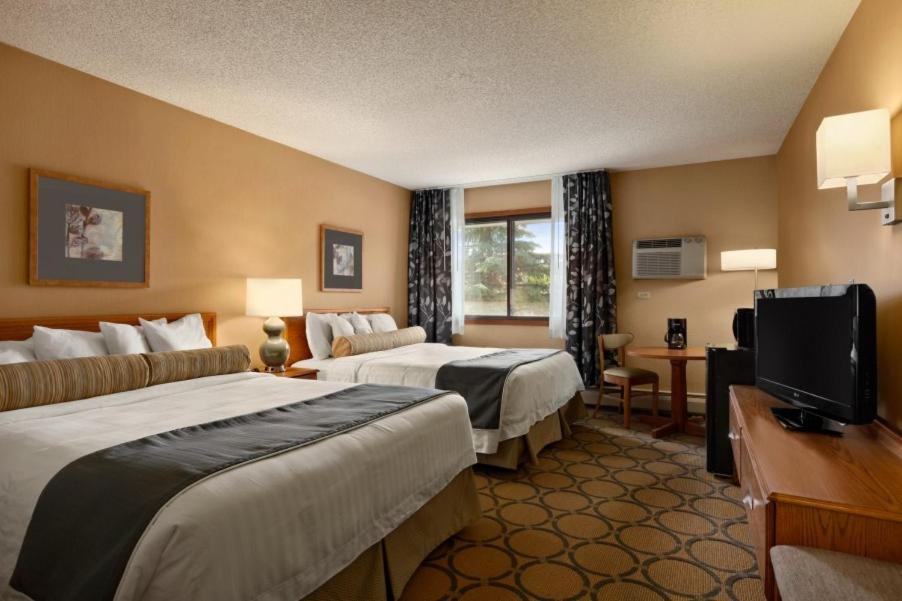 Queen Room with Two Queen Beds - Non-Smoking - Photo 1