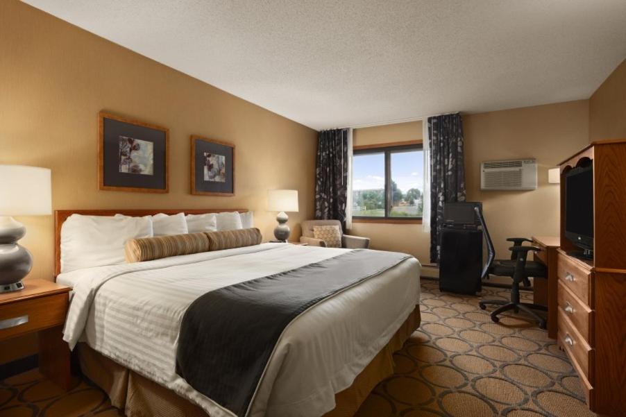 King Room - Non-Smoking - Photo 2