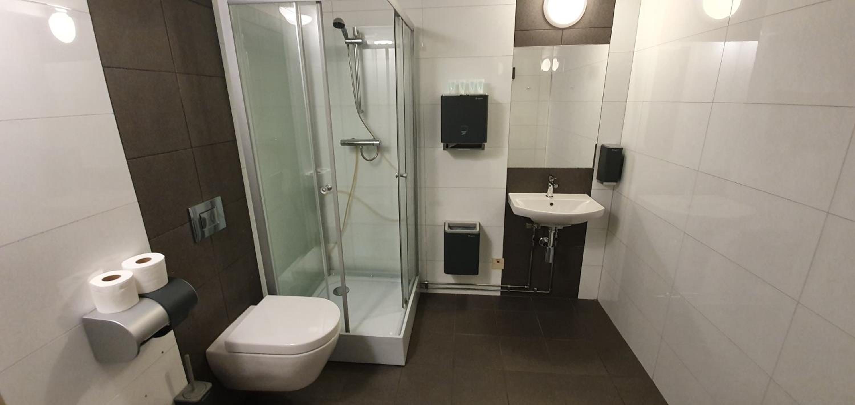 Quadruple room with Private Bathroom Outside Room in Hall - Photo 5
