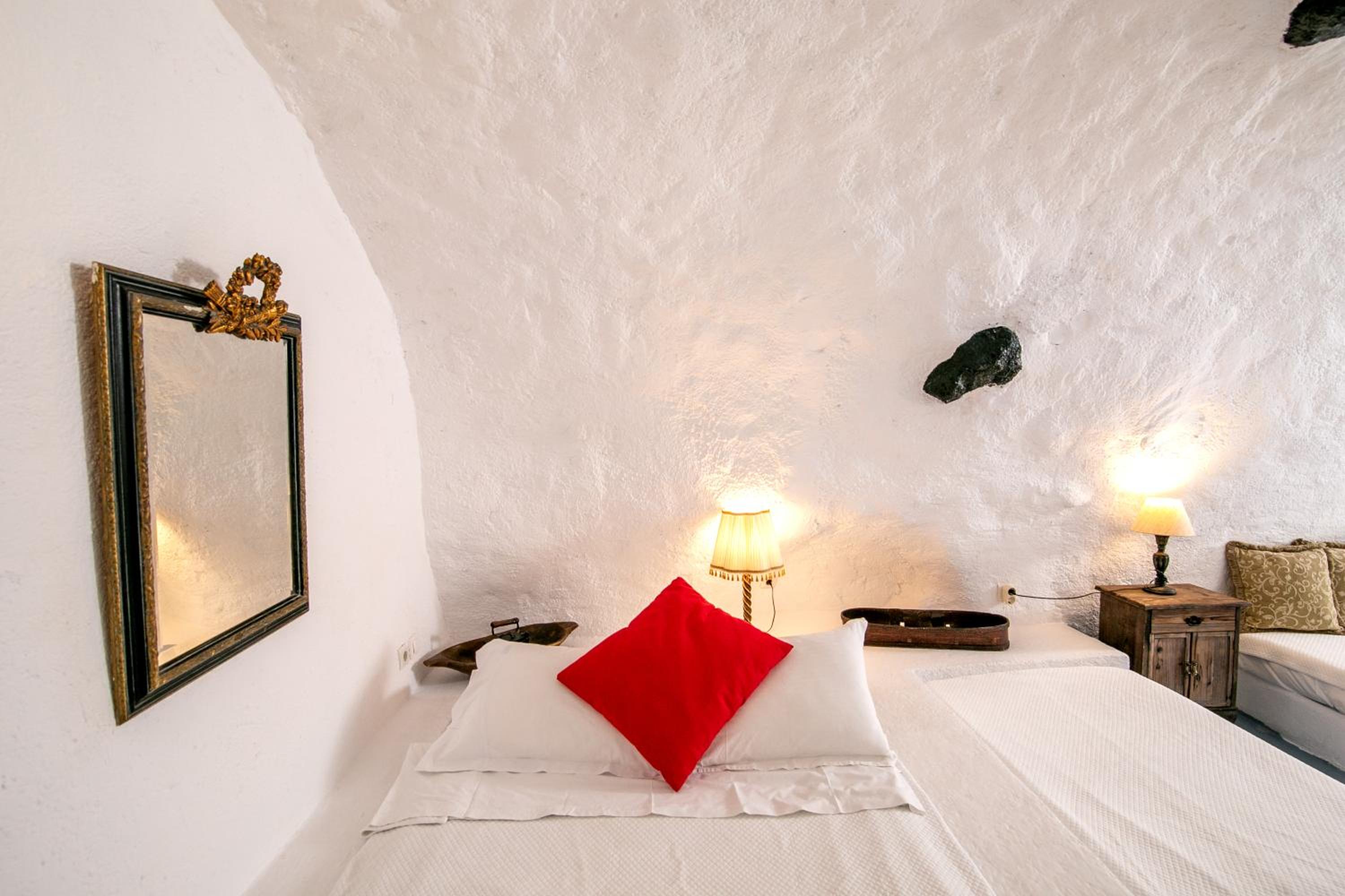 Family Cave Suite with Caldera View - Photo 11