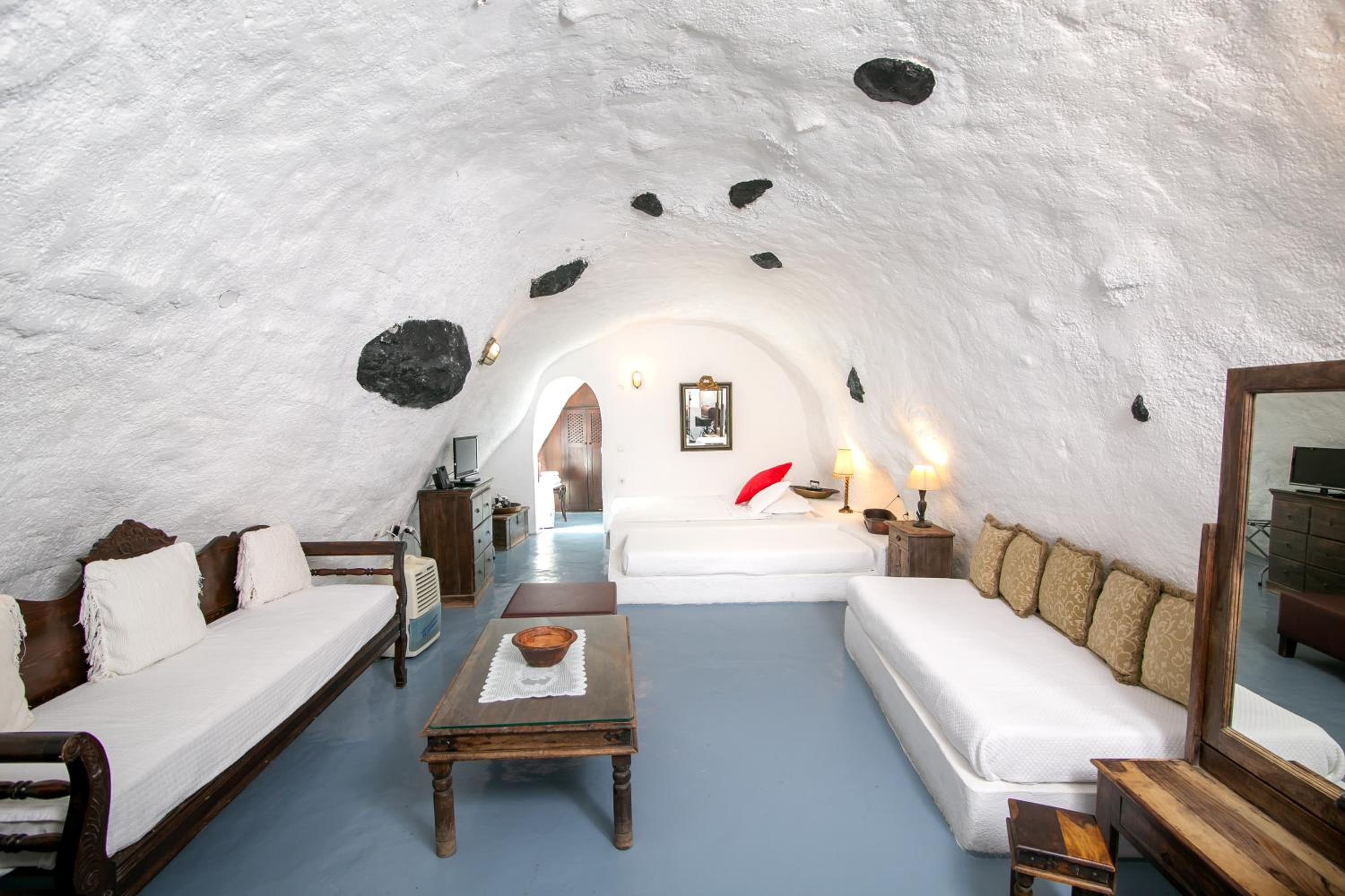 Family Cave Suite with Caldera View - Photo 10