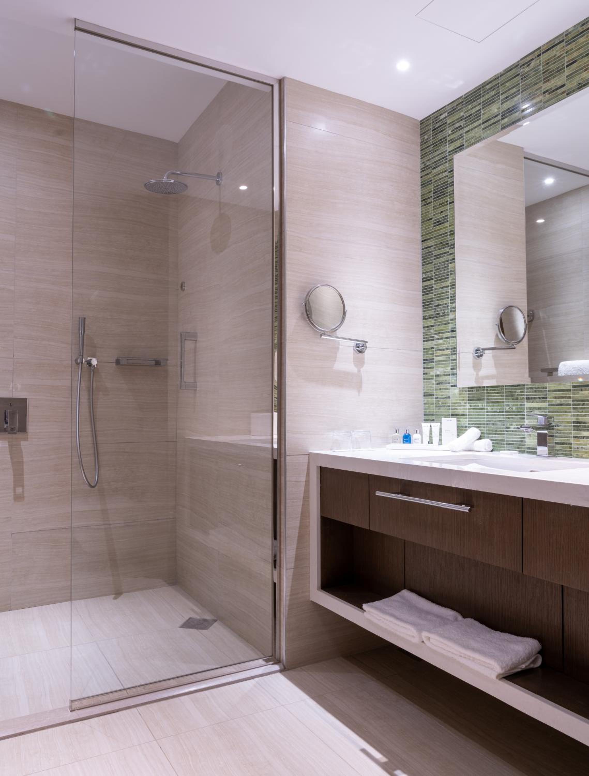 One-Bedroom Suite with Lounge Access - Photo 10