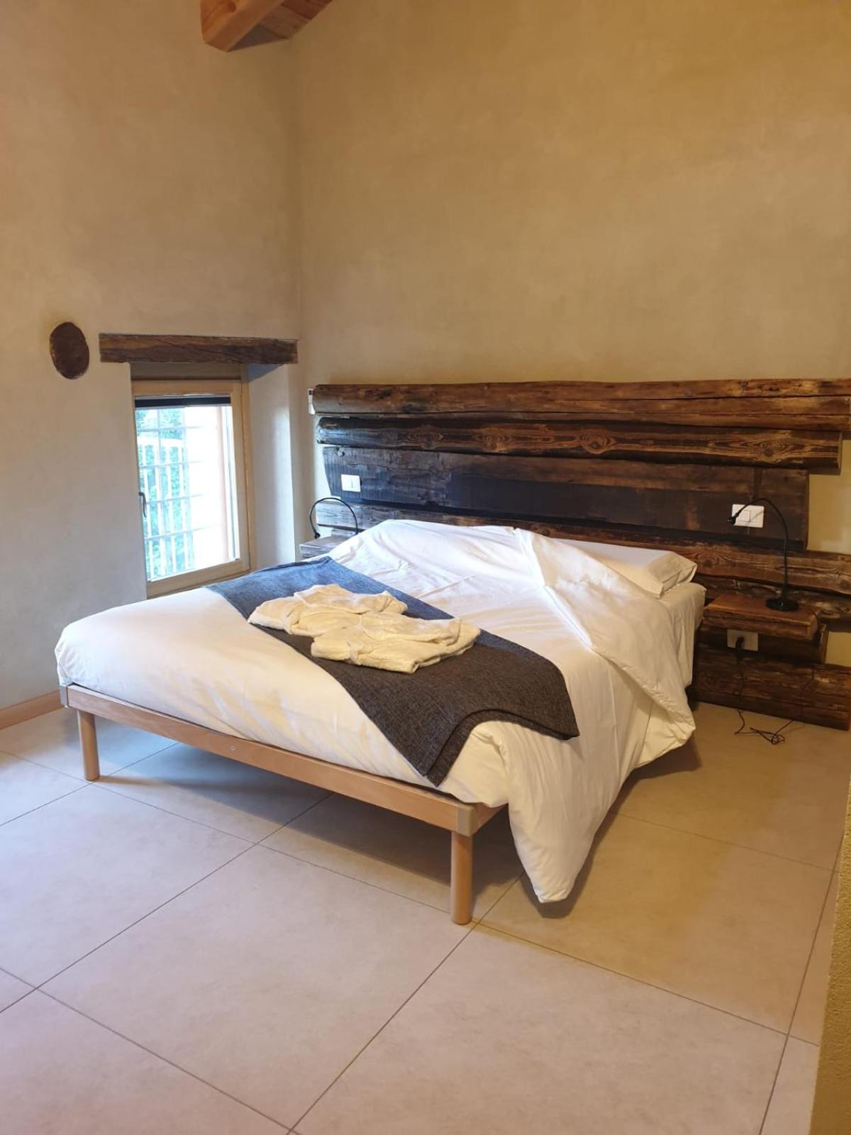 Deluxe Double Room with Balcony - Photo 5