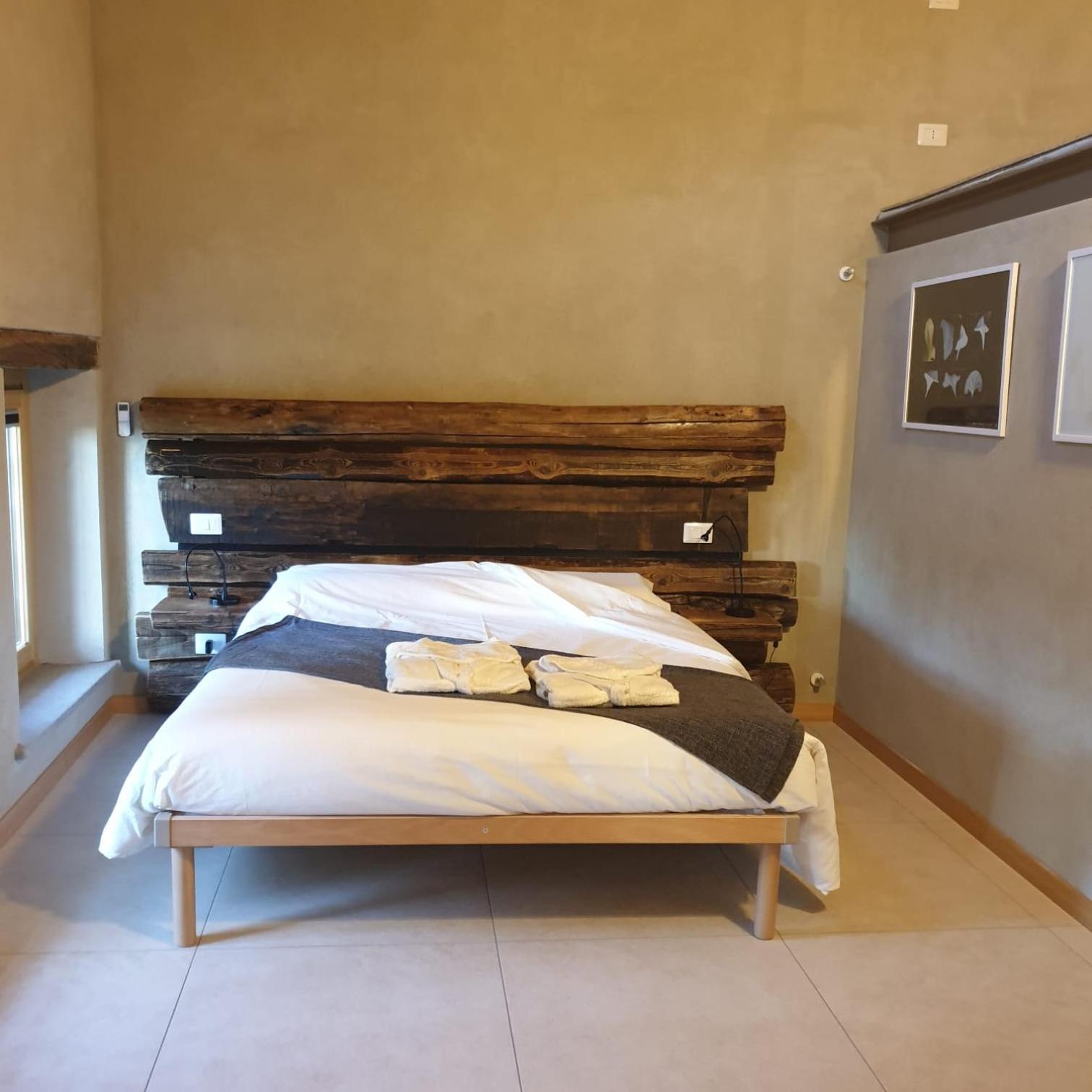 Deluxe Double Room with Balcony - Photo 6