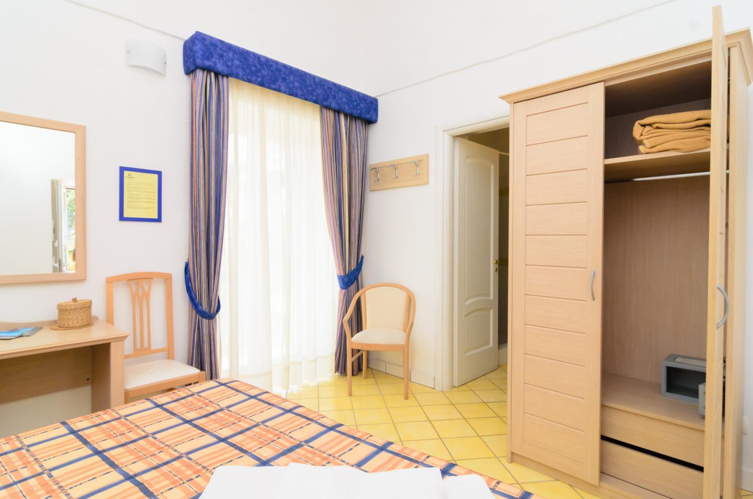 Double or Twin Room with Sea View - Photo 3