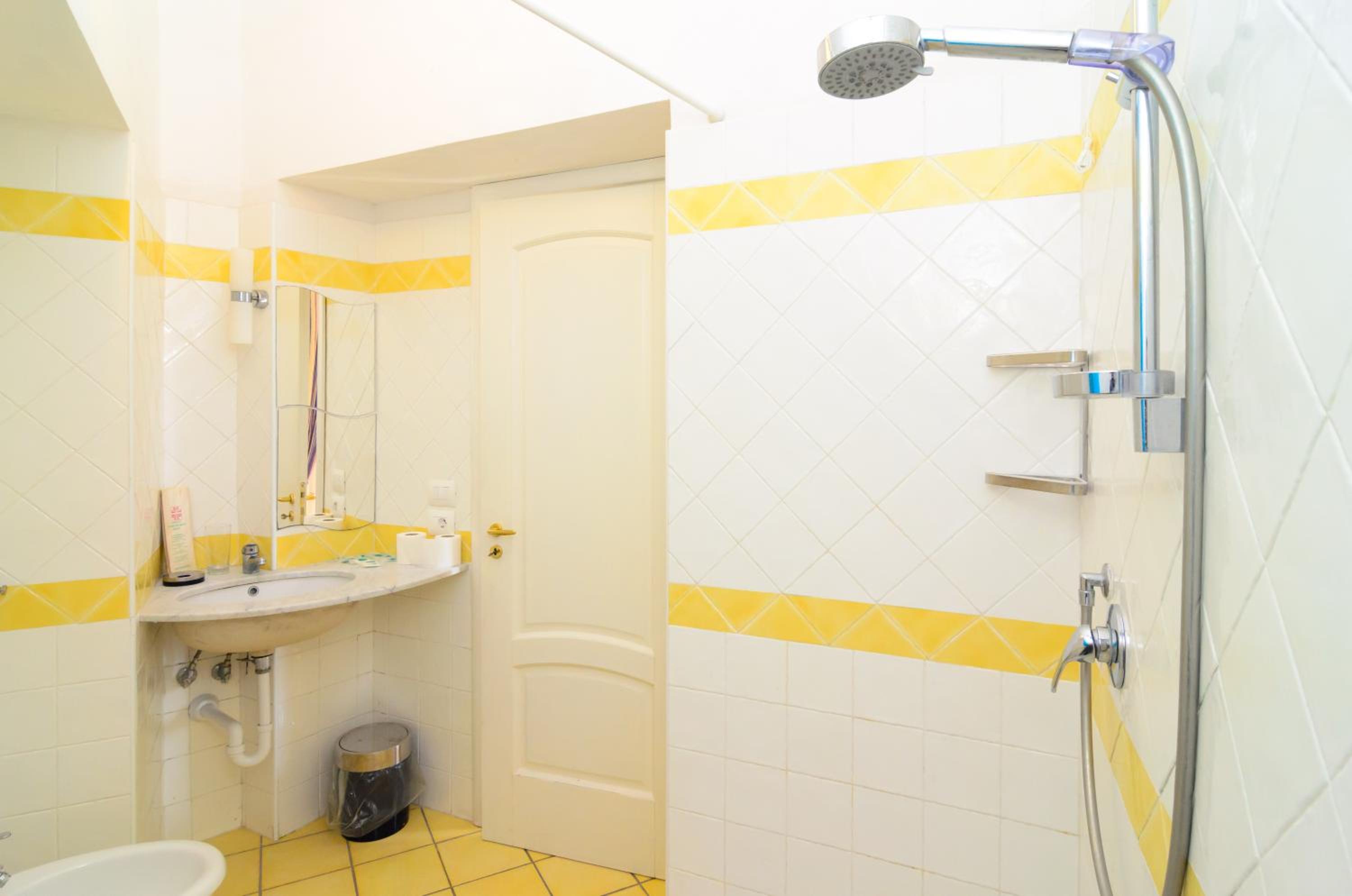Double or Twin Room with Sea View - Photo 5