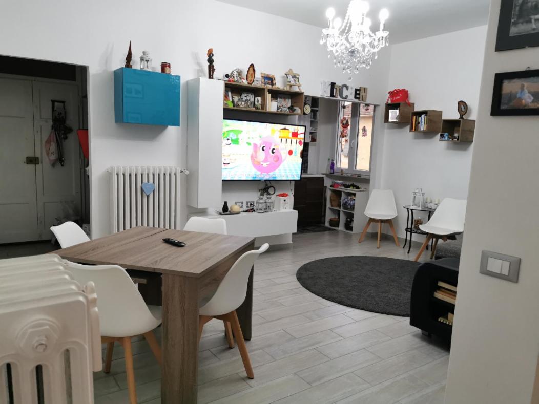 One-Bedroom Apartment - Photo 2