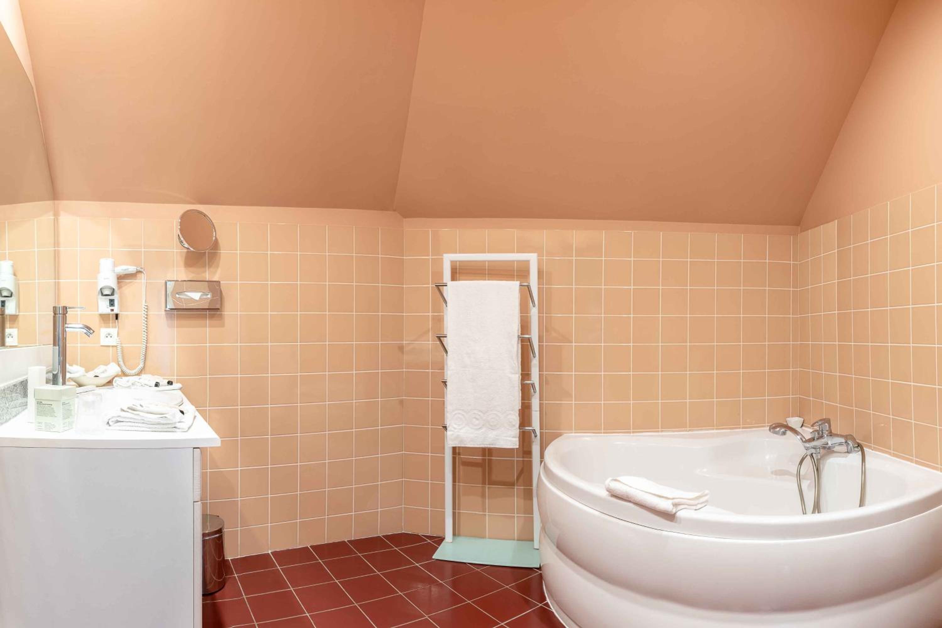 Suite with Spa Access - Photo 4