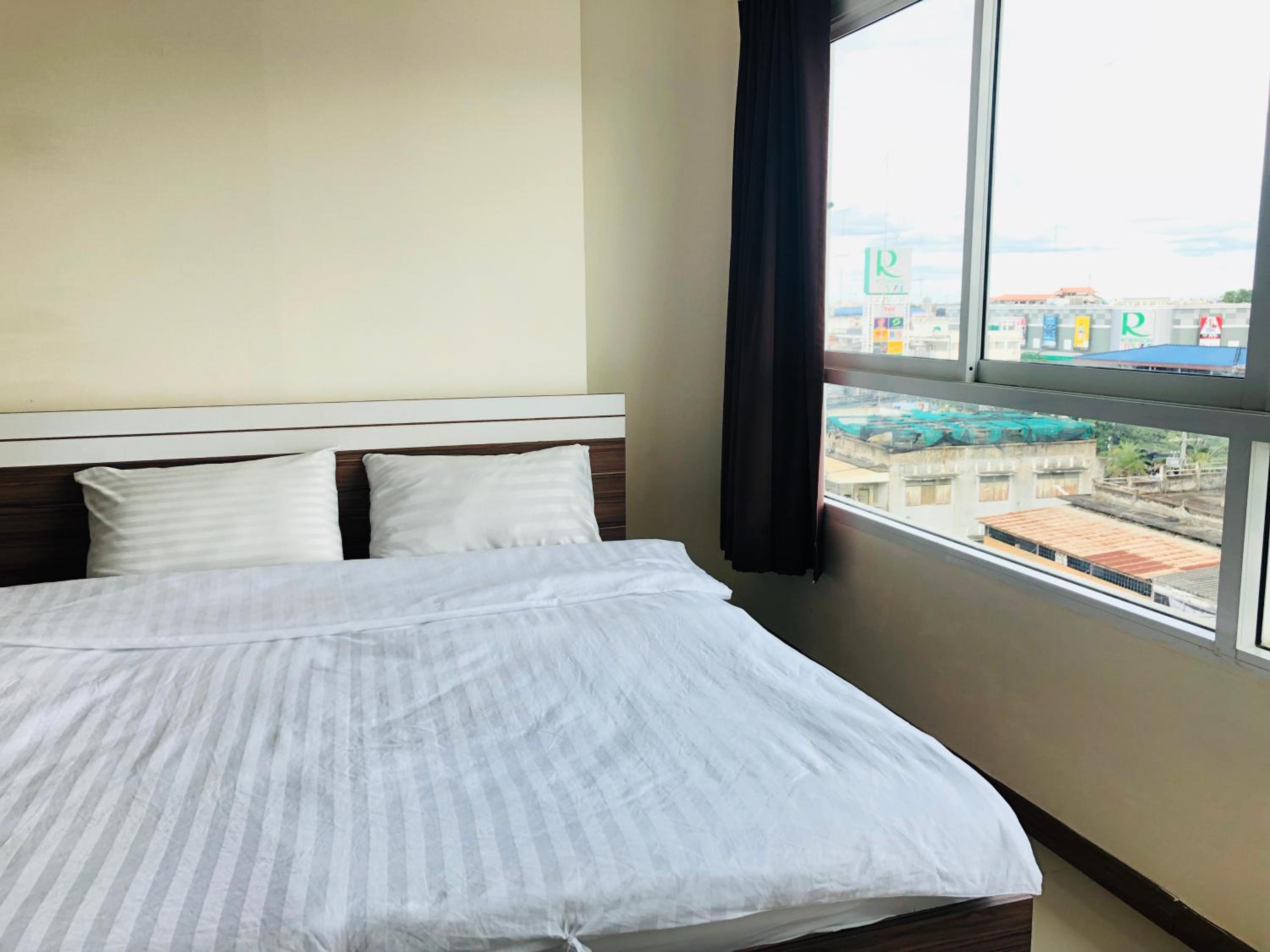 Suite with City View - Photo 14
