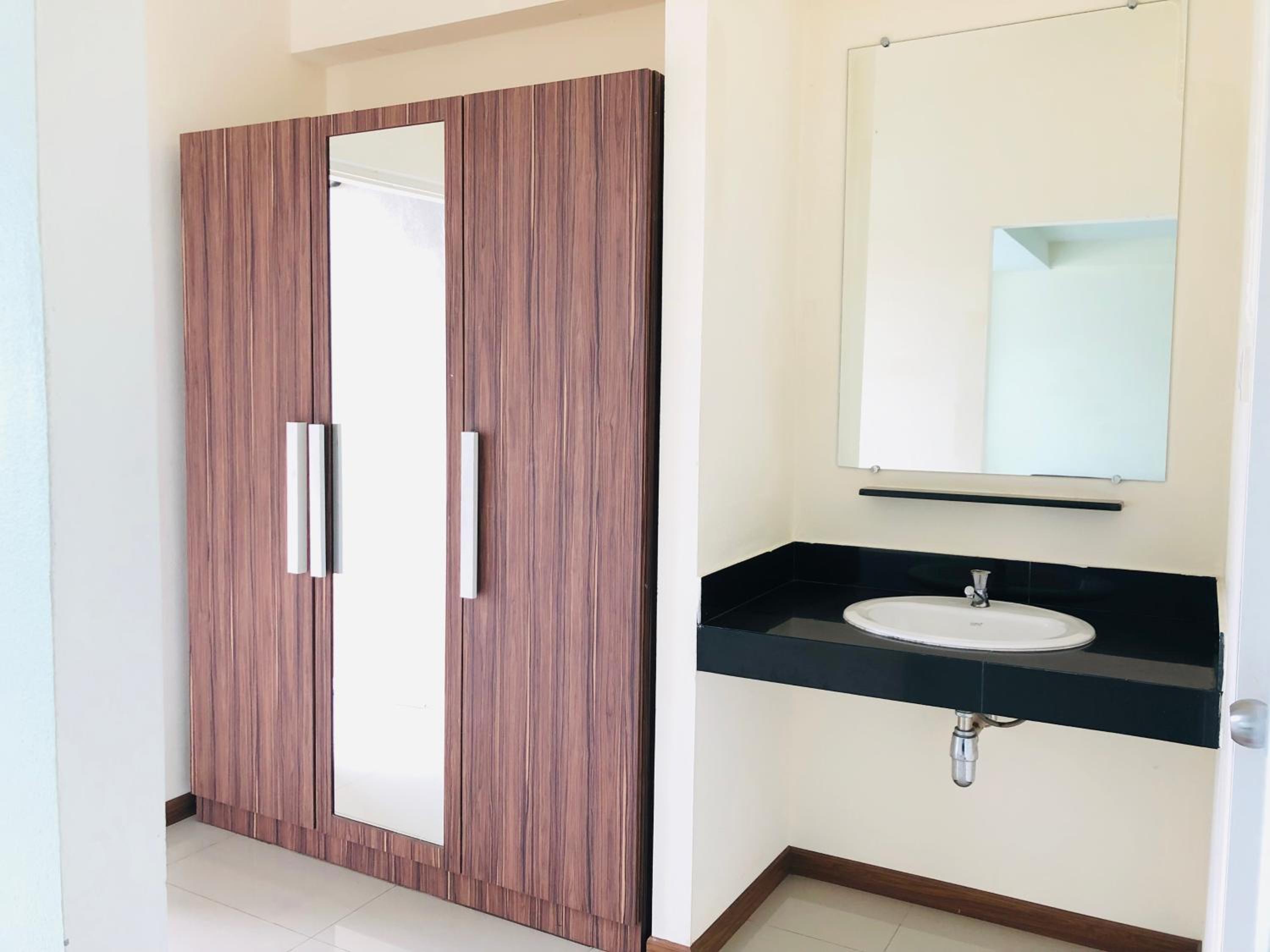 Suite with City View - Photo 15