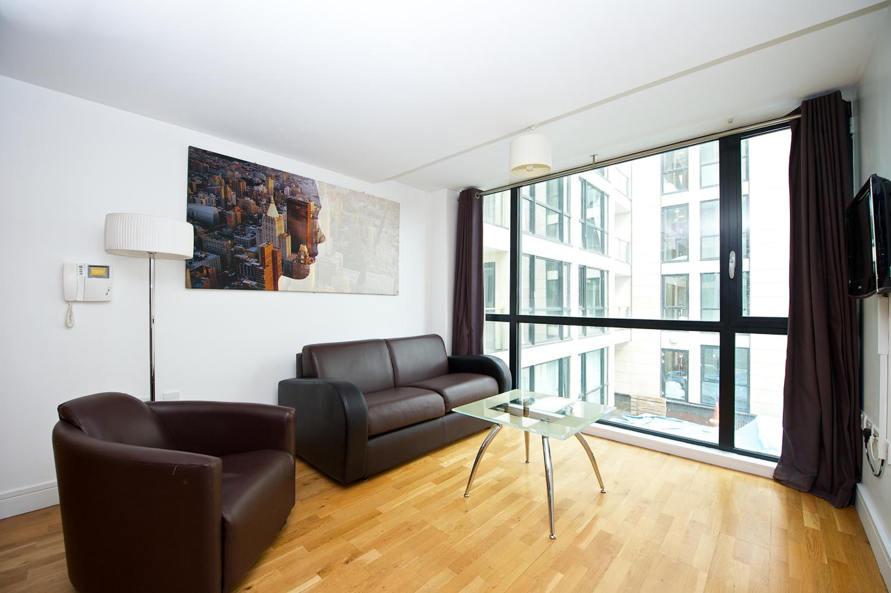One-Bedroom Apartment - Photo 2