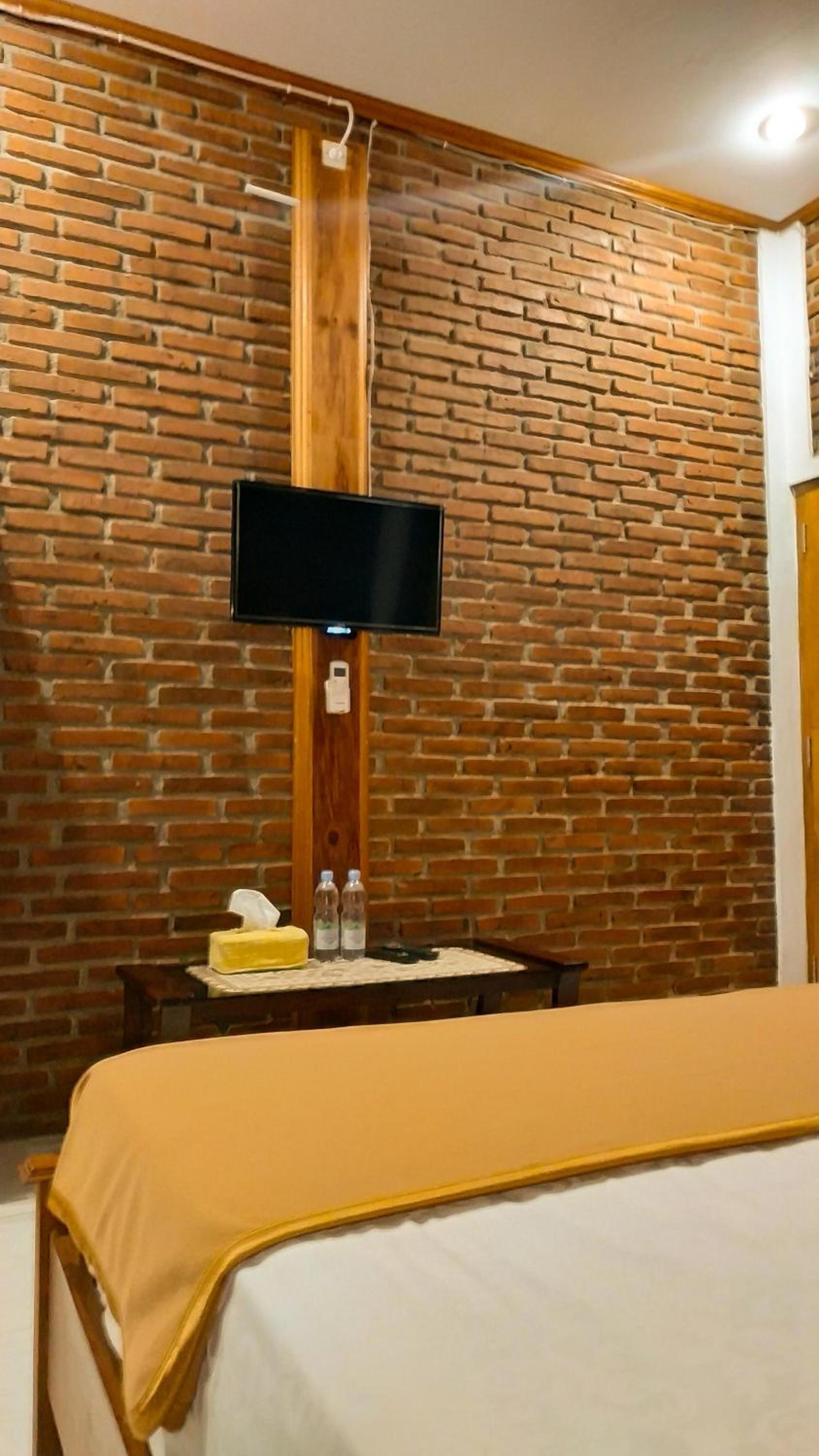 Deluxe King Room - Photo 13