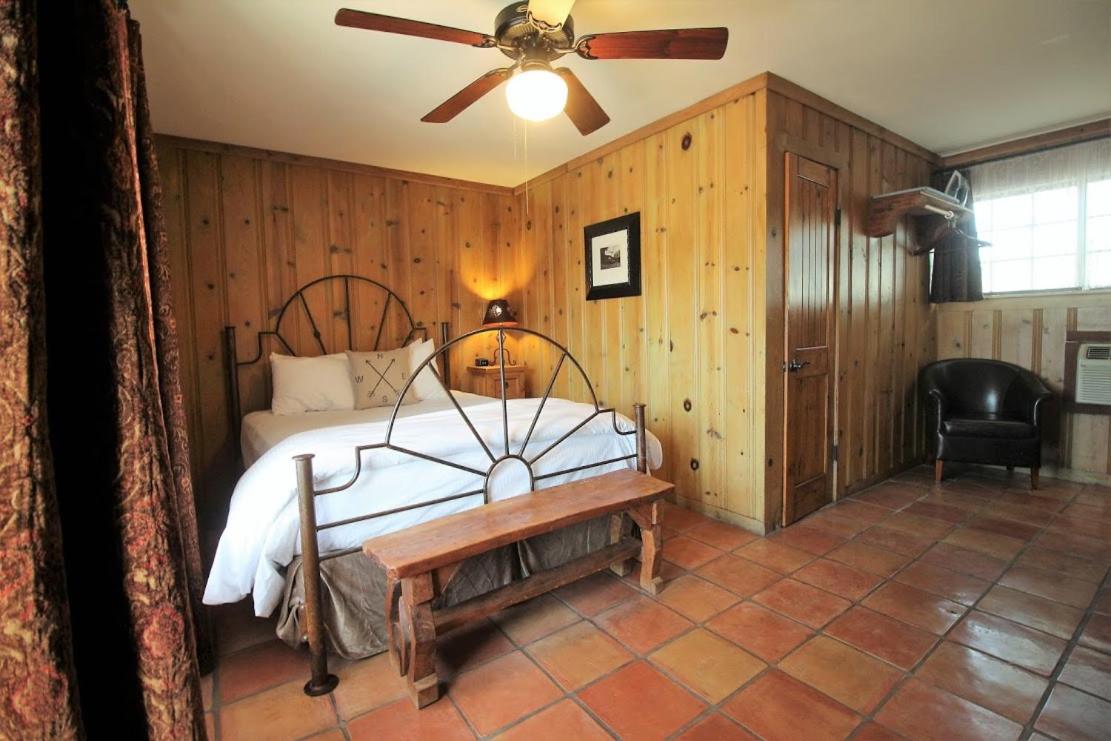 Queen Room photo 1