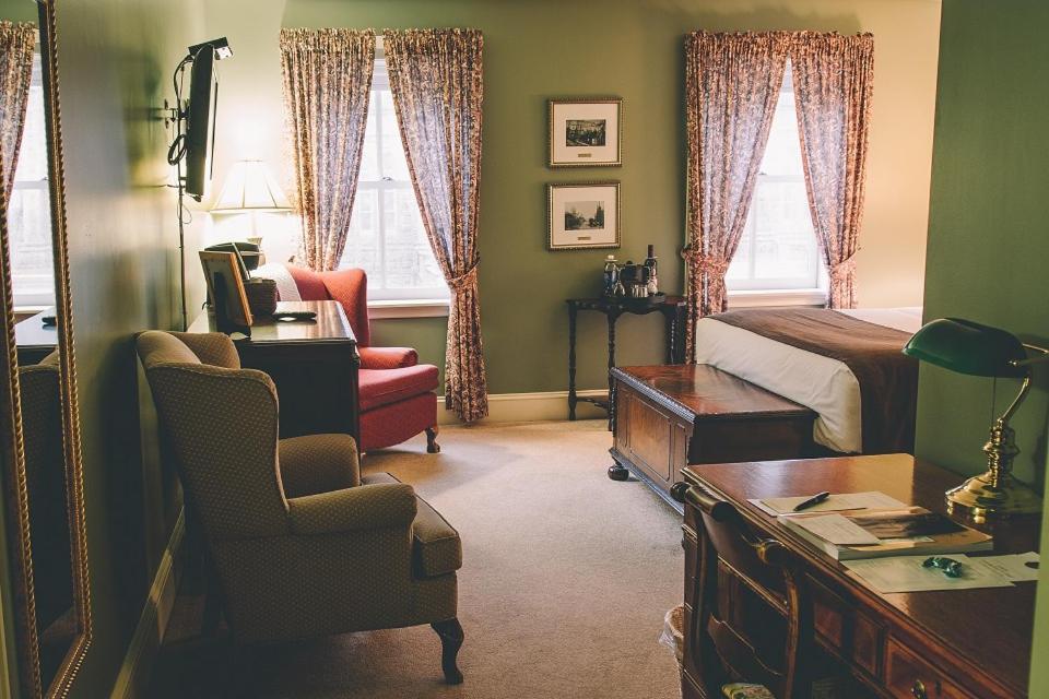 Queen Room - Non-Smoking - Photo 1