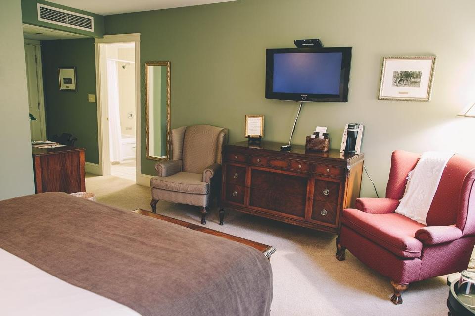 Queen Room - Non-Smoking - Photo 8