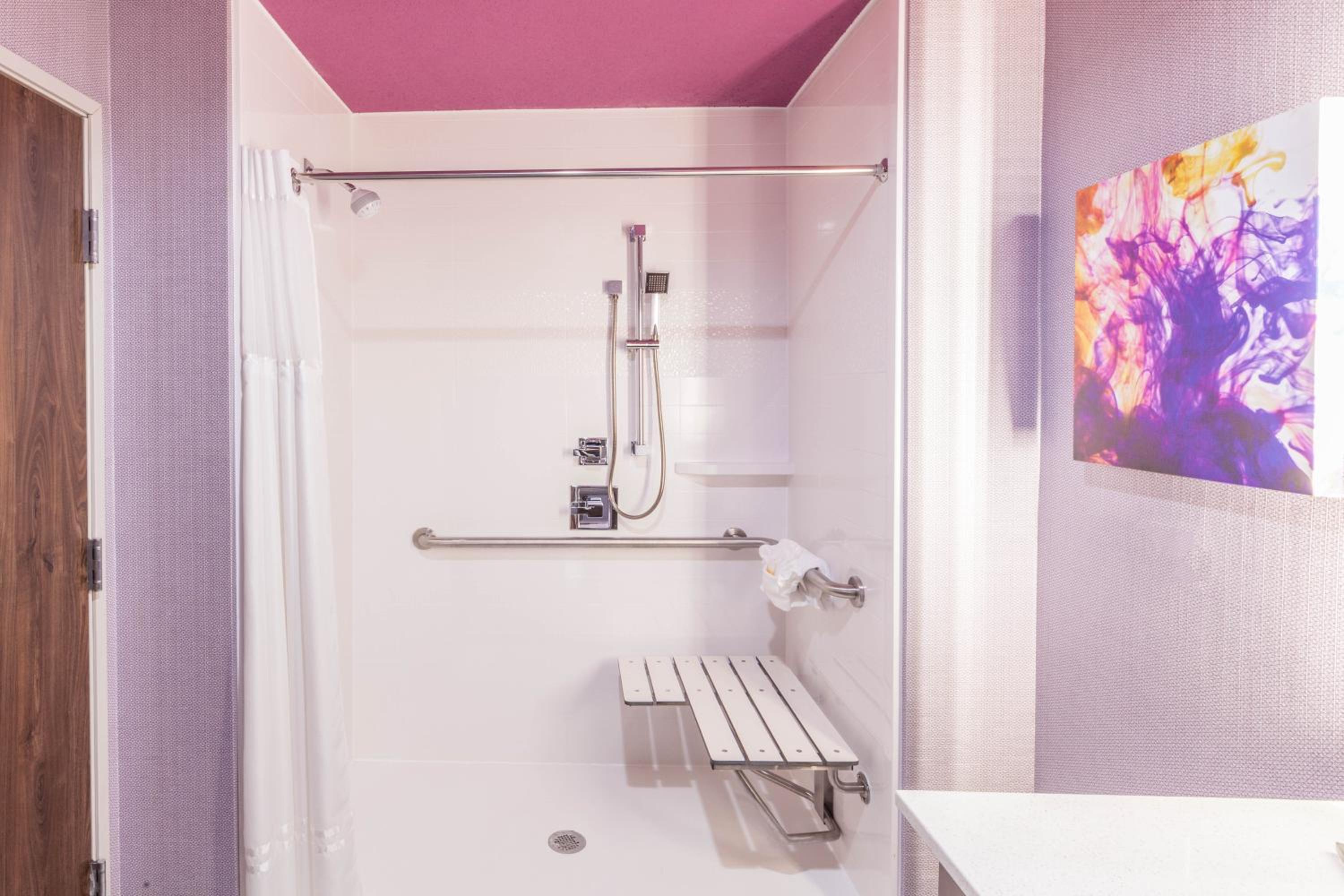 Queen Room with Two Queen Beds and Roll-In Shower - Mobility/Hearing Accessible - Non-Smoking - Photo 3