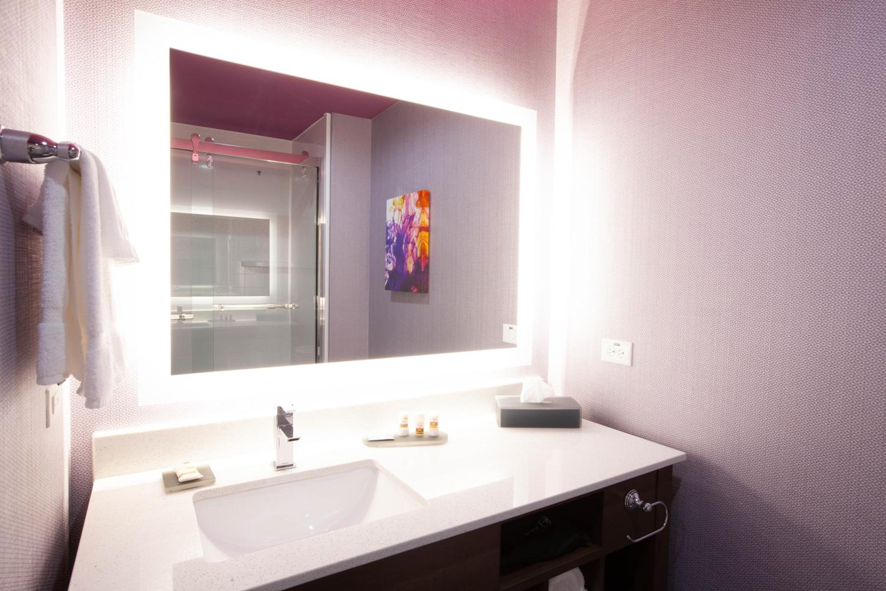 Deluxe King Room with Roll In Shower - Non-Smoking - Photo 2