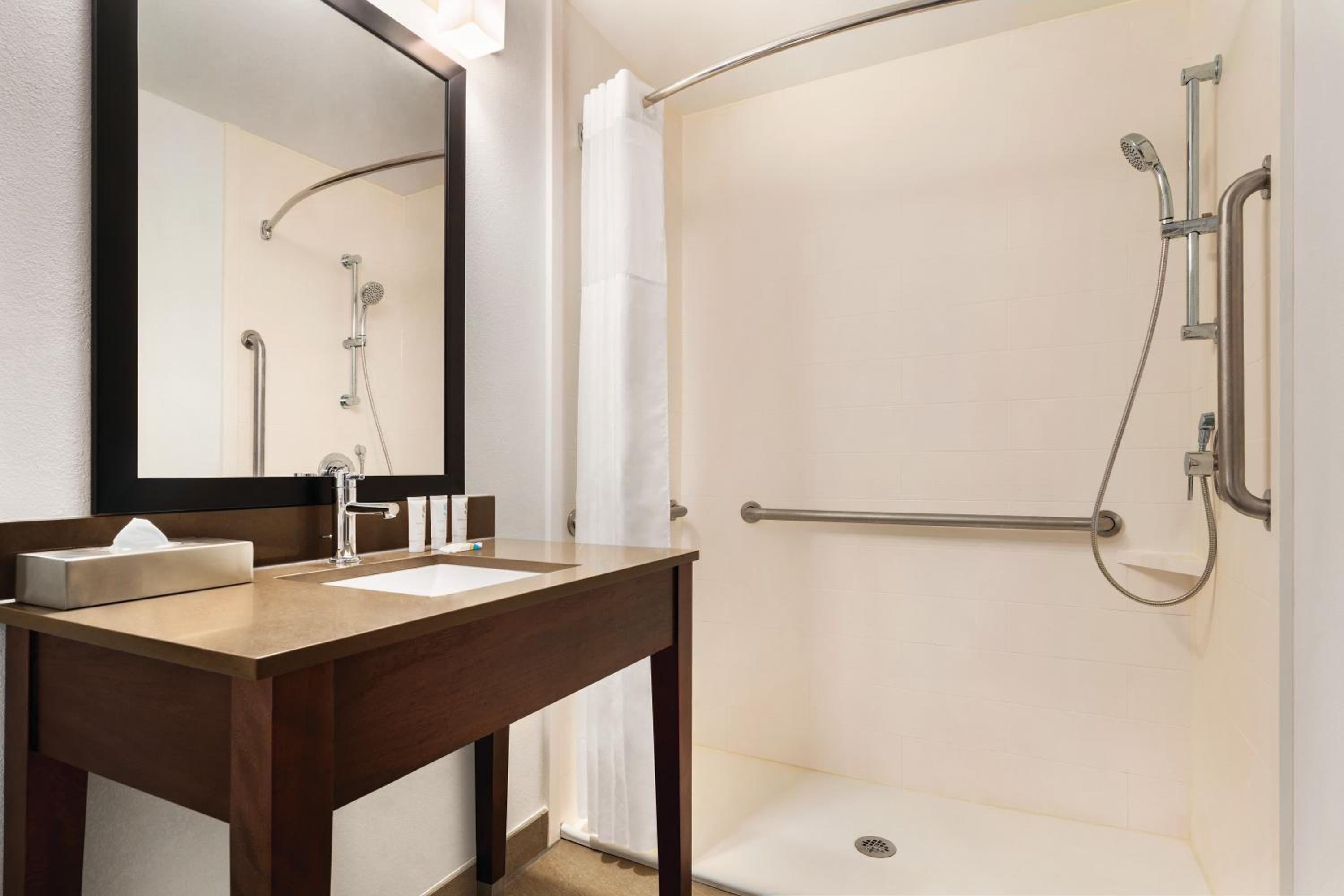 Queen Room with Two Queen Beds with Roll In Shower - Disability Access/Non-Smoking - Photo 4