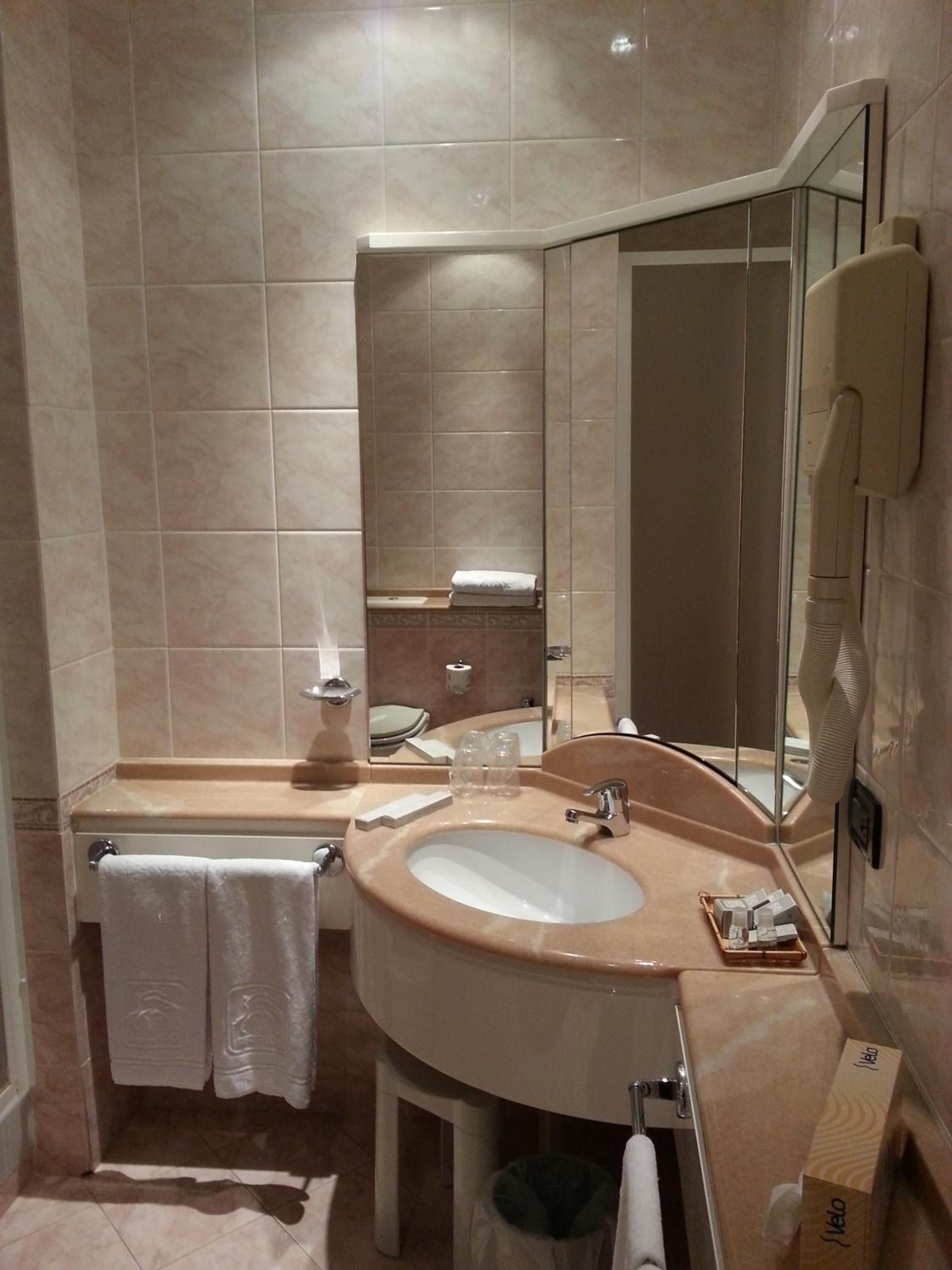 Double or Twin Room - Photo 5