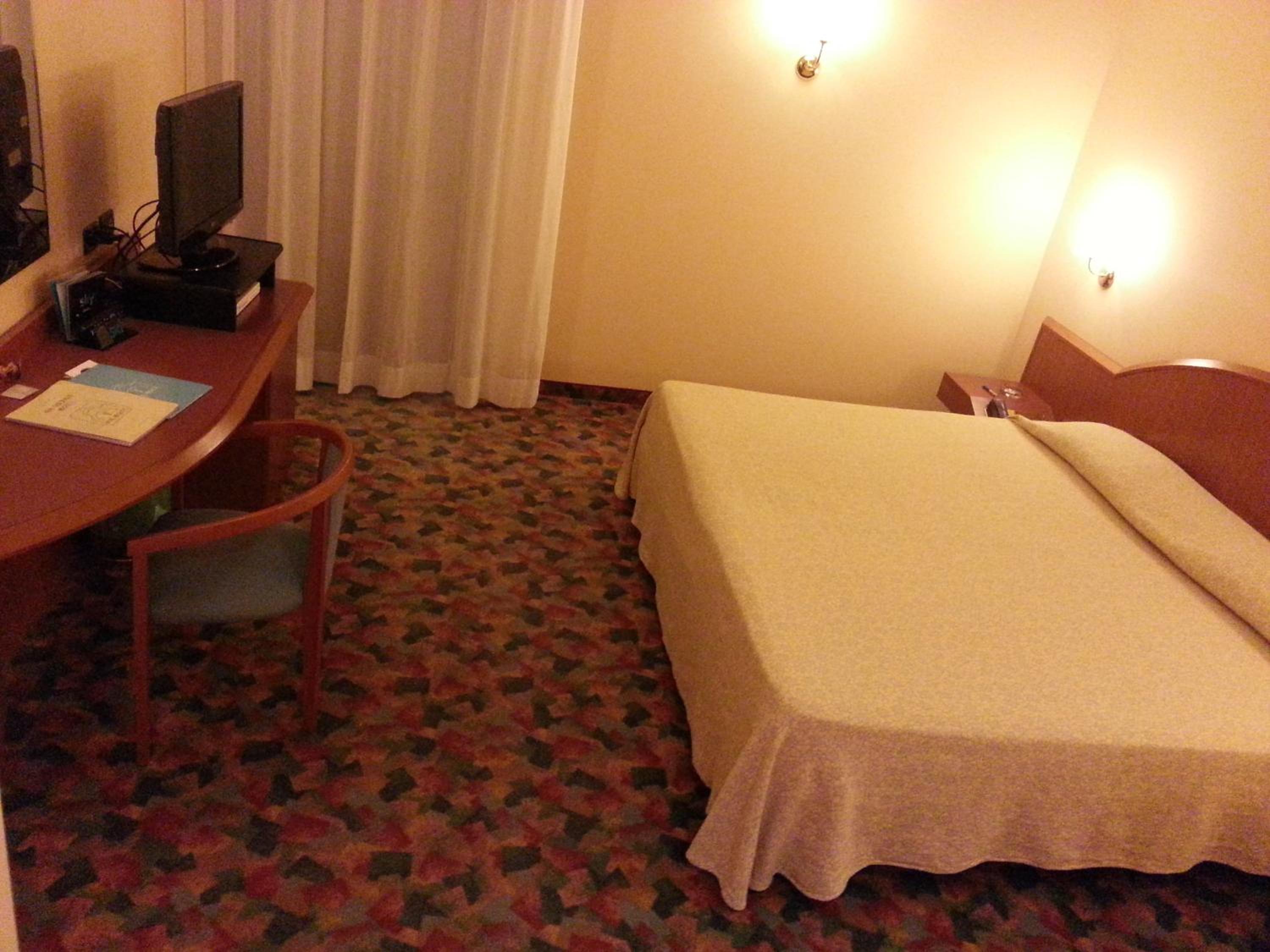 Double or Twin Room - Photo 4