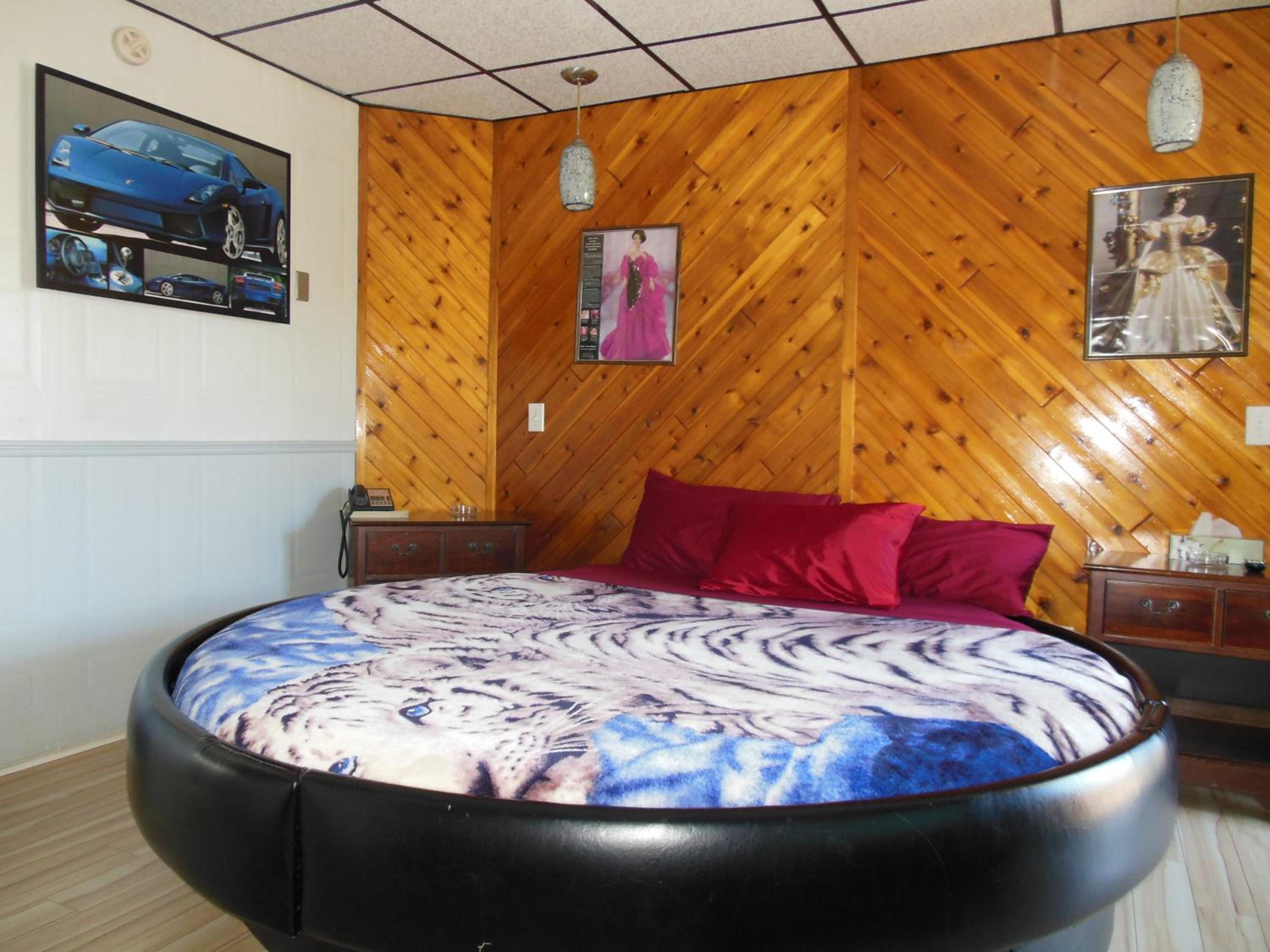 Suite with Hot Tub photo 2