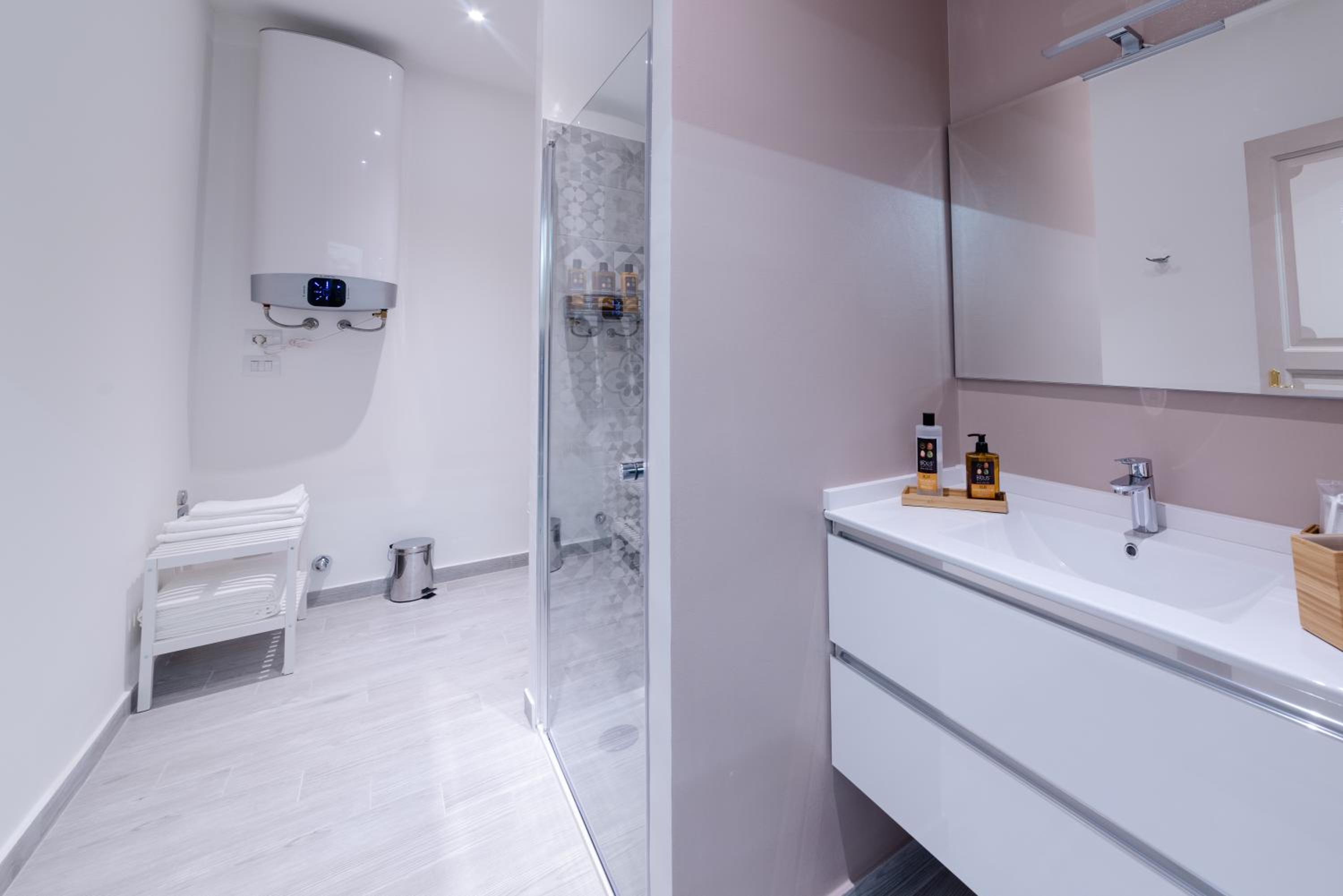 Large Double Room - Photo 12