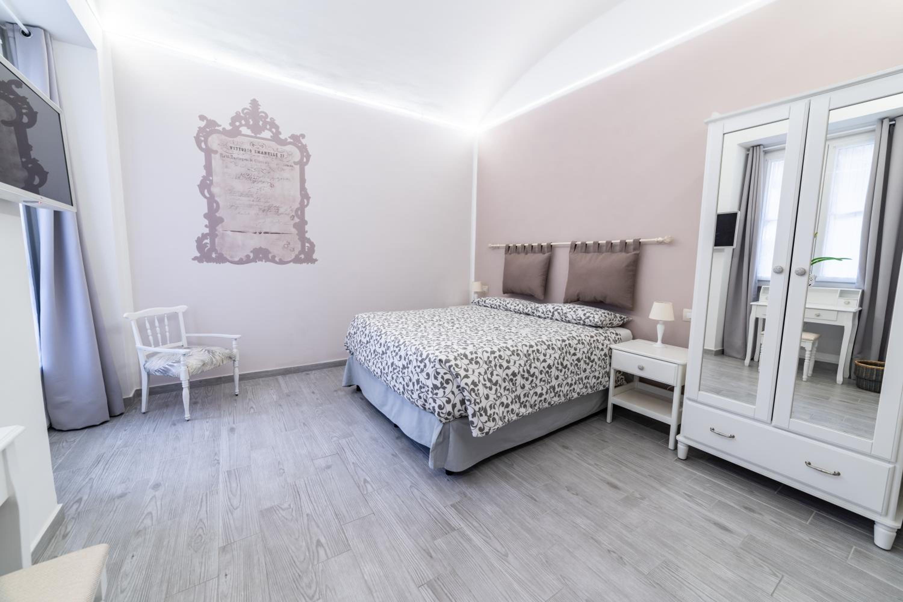 Double or Twin Room with Private Bathroom - Photo 10